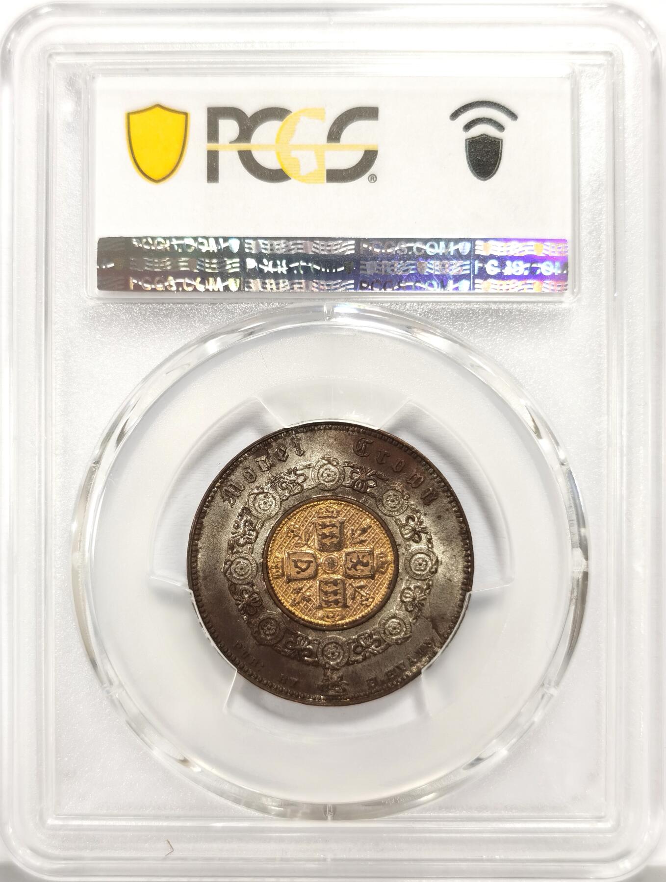 博洋堂“心向春光”2月精品大拍专场暨第160期（全场包邮） PCGS MS64英国1848年维多利亚双色1克朗，伯明翰工坊铸造、H.Hyams雕刻，是世界早期内外胚复合打制的钱币，采用镀银外胚+镀金内胚的双色工艺。设计融合1847年哥特克朗特色，外圈借鉴乔治三世半克朗的嘉德纹章，都铎玫瑰、苏格兰蓟、爱尔兰三叶草组成的花环外，饰以哥特体女王名讳与拉丁文纪年。因内嵌部分易脱落，未被皇家造币厂采用，却收获极高社会认可。