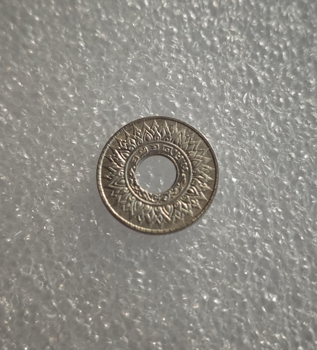 瓶子🏺第228期拍卖会  1940年泰国10萨当中孔银币