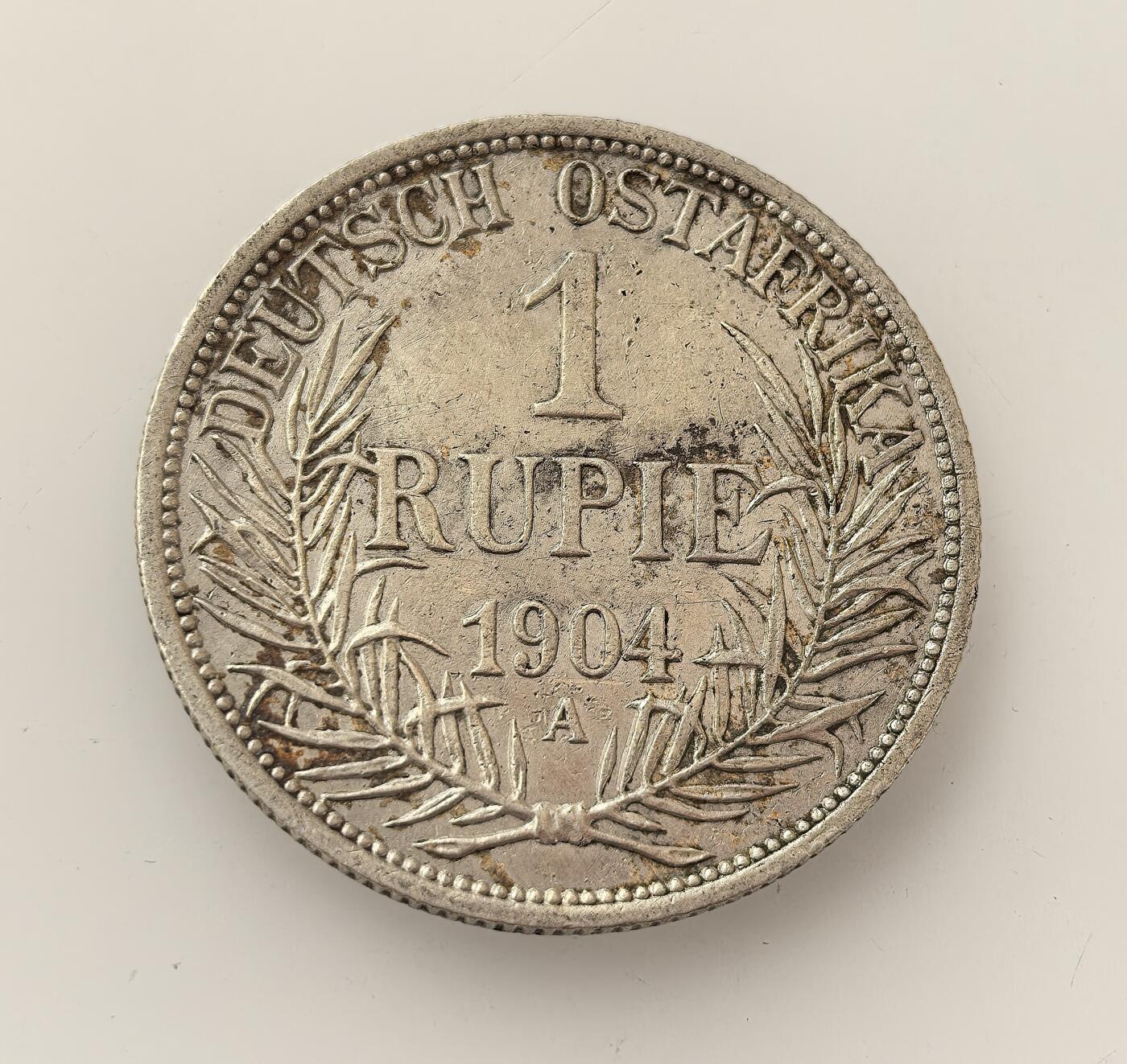 外国优质老铜币高银银币，周六九点倒数截拍，满百包邮，持续收拍，年后发货 德属东非1904年1 卢比银币，是德国殖民东非时期的流通货币，币面威廉二世头戴鹰盔的头像象征殖民权威，见证了德国在非洲的殖民统治与经济体系。