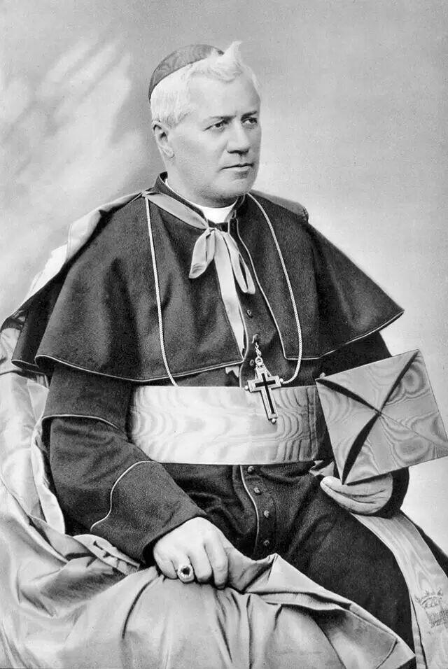 「木头集藏」“ 新岁撷珍”——章牌精品专场！ 1904年梵蒂冈教皇庇护十世封圣纪念银章，MS 62 ，直径：44 mm，展现了两位被封圣的圣人（圣萨维利与圣马泰兰）立于云端的场景，上方是象征圣灵的放射状白鸽，底部可见圣彼得大教堂穹顶的轮廓。 边缘铭文为A SAVLI ET G MATELLAN SANCTORVM HONORES DECRETI，对应1904年庇护十世主持的封圣仪式。