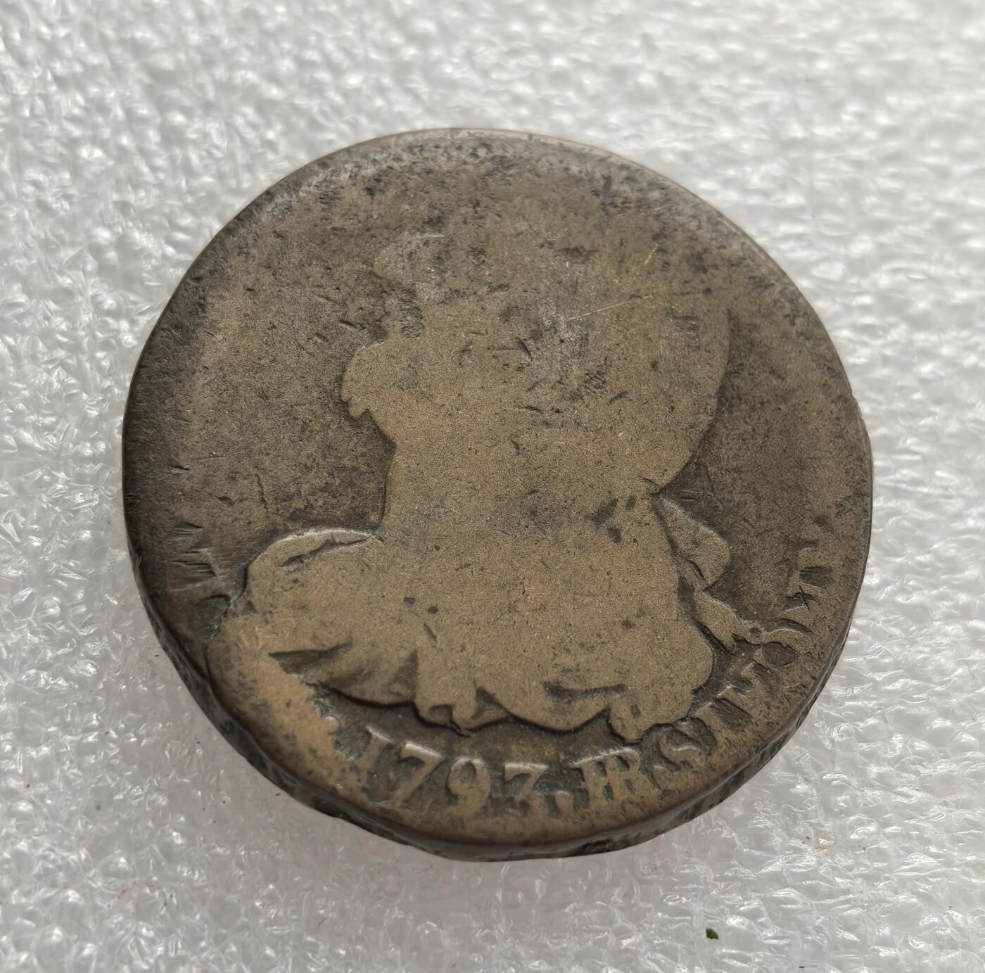 外国优质老铜币高银银币，周六九点倒数截拍，满百包邮，持续收拍，年后发货 法国 1793 年2索尔大铜币，属于法兰西第一共和国初创时期的货币。当时法国大革命进入激进阶段，该币以 “自由帽” 与麦穗花环为核心设计，象征革命理想与民生根基，是大革命浪潮中法国社会转型与货币体系重建的关键遗存。