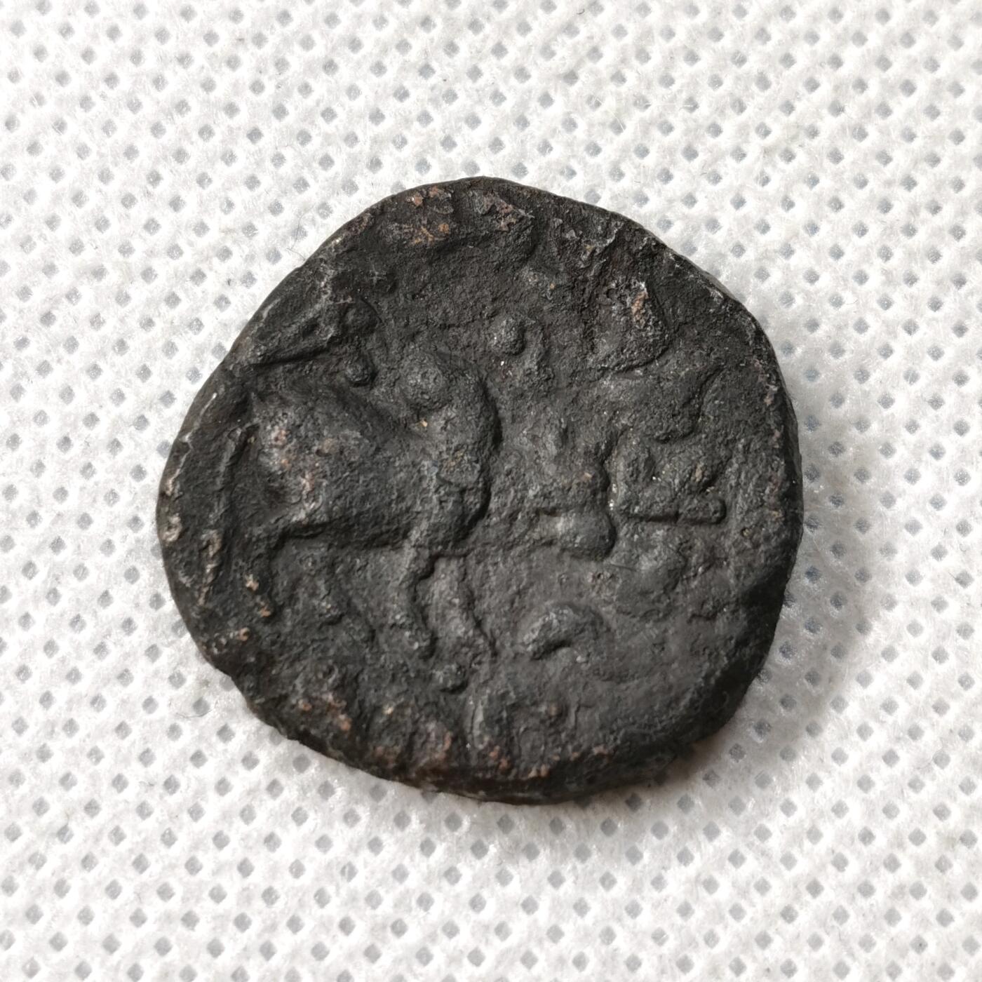 甄臻铺-世界币章拍卖（第49期）精品场拍品征集中，送拍享返佣金等优惠多多 阿泽斯二世5德拉马克打制铜币 公元前35-12世纪 正瘤牛背大象 该版铸造量极少 保存不易 图案铭文依稀可见 相较背站狮版极为罕见 喜欢丝路币的朋友可以凑版收藏