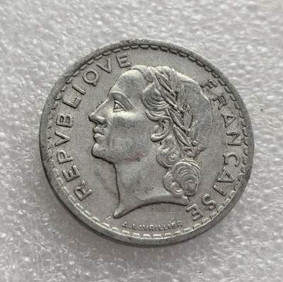 外国优质老铜币高银银币，周六九点倒数截拍，满百包邮，持续收拍，年后发货 - 法国 1947 年 5 法郎B版，属于法兰西第四共和国初期的流通货币。当时法国正处于二战后经济重建阶段，该币以象征共和的玛丽安娜头像为设计，见证了法国战后货币体系的恢复与国家认同的延续，是战后法国社会经济转型的重要遗存。