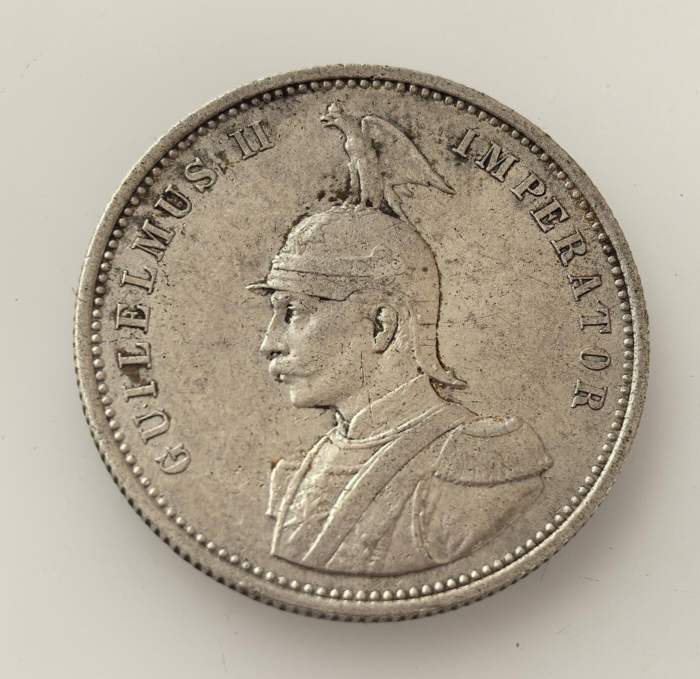 外国优质老铜币高银银币，周六九点倒数截拍，满百包邮，持续收拍，年后发货 德属东非1904年1 卢比银币，是德国殖民东非时期的流通货币，币面威廉二世头戴鹰盔的头像象征殖民权威，见证了德国在非洲的殖民统治与经济体系。