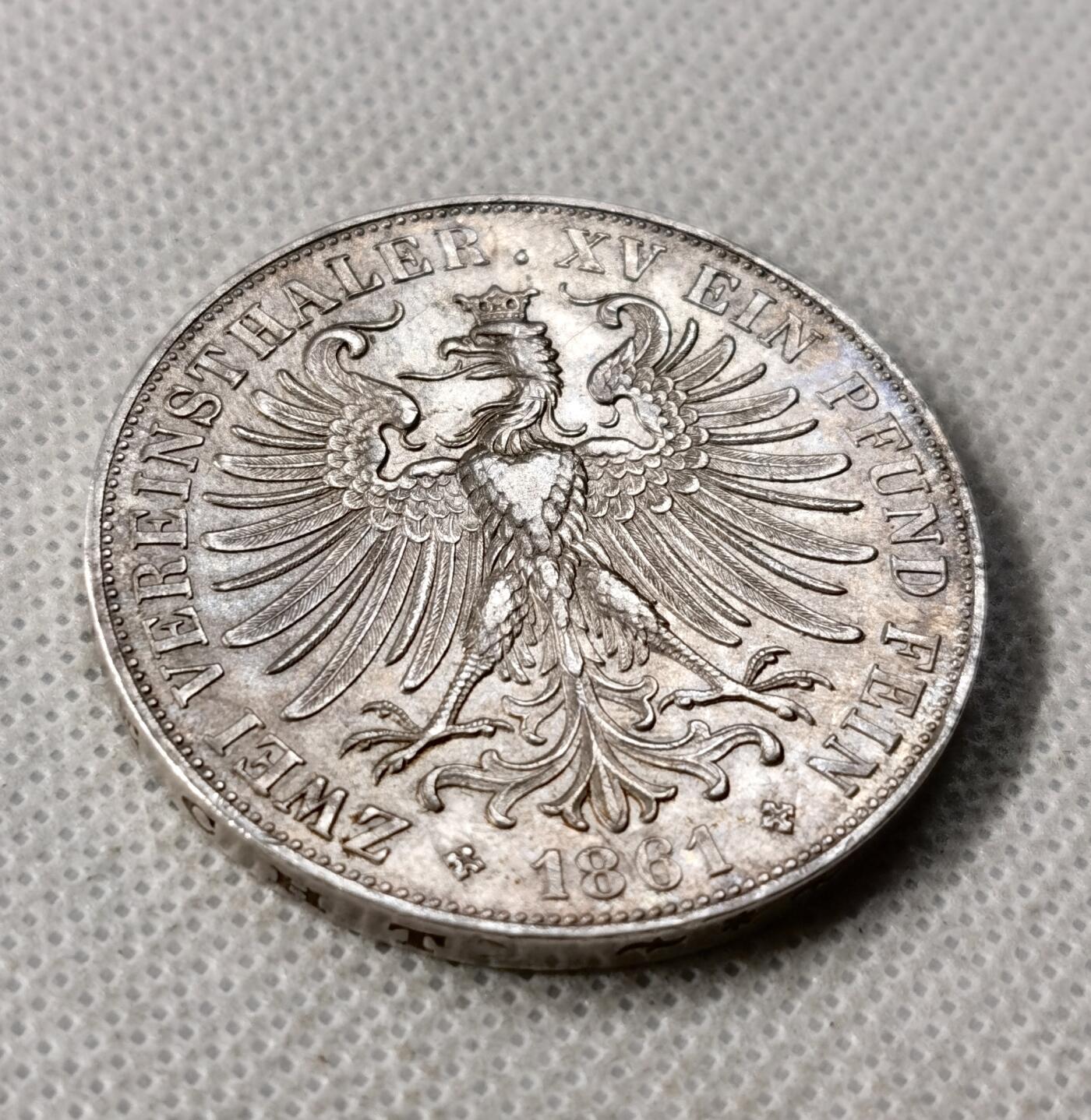 甄臻铺-世界币章拍卖（第49期）精品场拍品征集中，送拍享返佣金等优惠多多 1861年法兰克福少女泰勒，55-58的品相，好包浆老味道