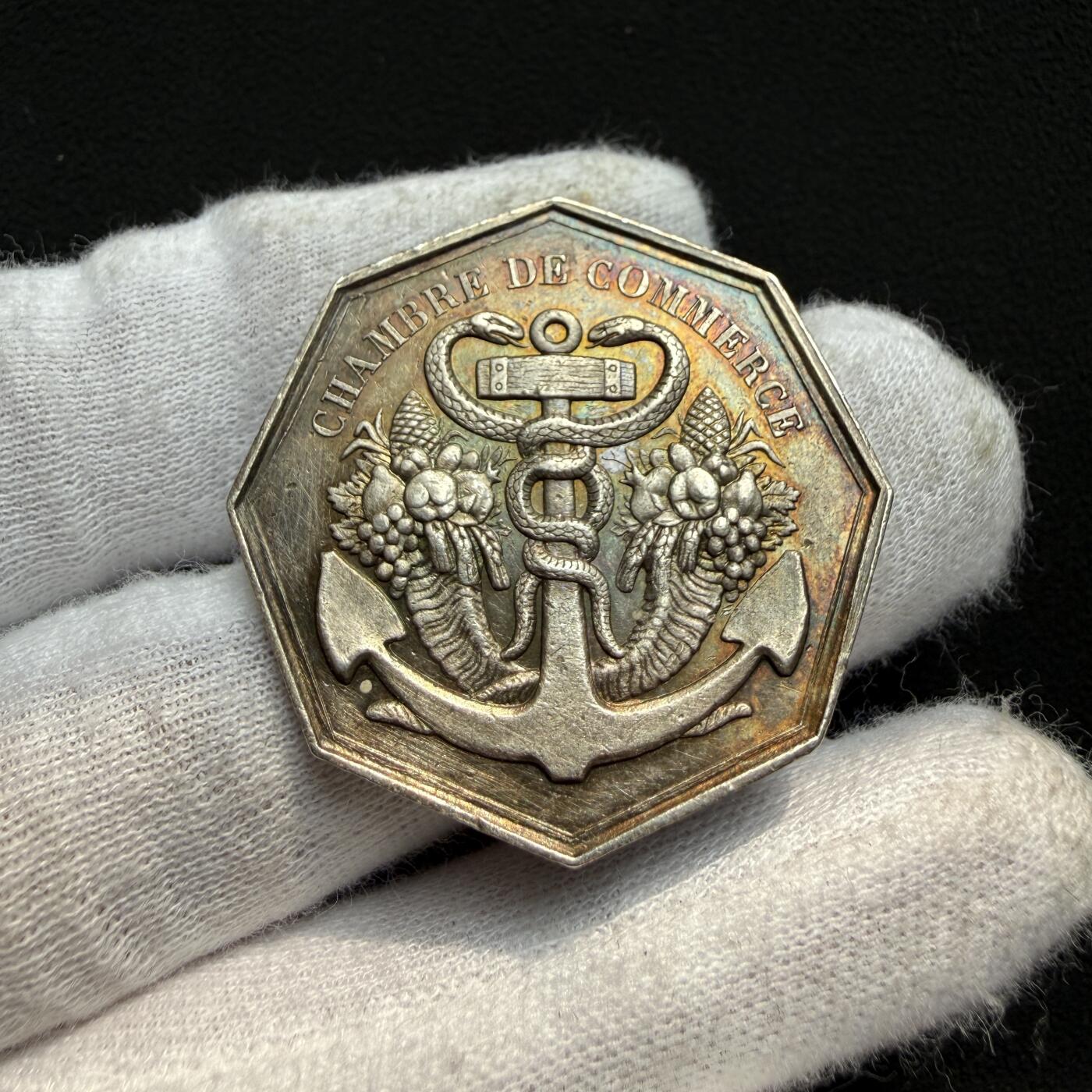 「木头集藏」“ 新岁撷珍”——章牌精品专场！ Barre～法国勒阿弗尔商会八角银章，直径：32 mm，16.1 g， 边铭：手指 ARGENT （1845-1860年），彩色氧化很美！