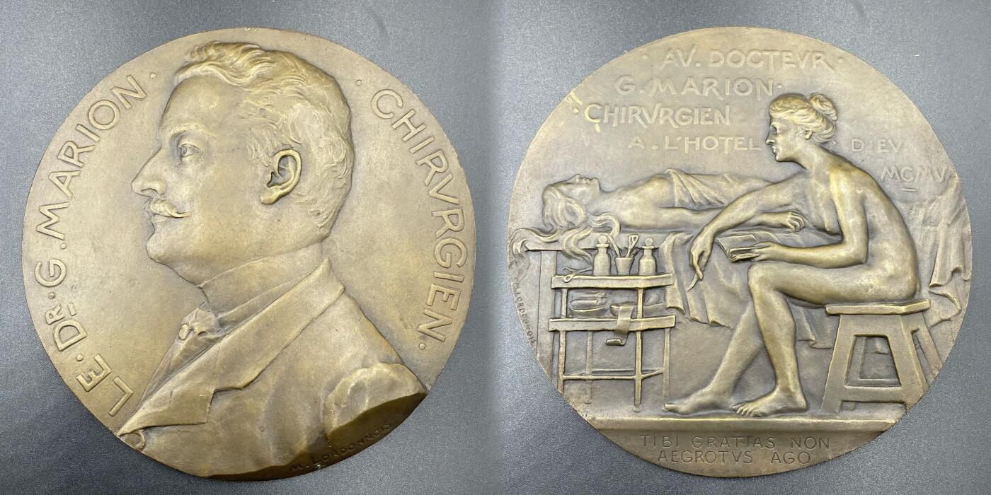 「木头集藏」“ 新岁撷珍”——章牌精品专场！ M.LORDONNOIS ～法国新艺术风格医学浇铸大铜章一对，直径：140mm，正面: 外科医生 勒·德·G.马里昂 。 背面: 医学博士G. 马里昂外科医生在医院     作为善于设计体育类章牌的新艺术雕刻大师，M.LORDONNOIS 所铸医学类章牌罕见，这是同一套章牌的正、反两面独立的单面浇铸大铜章。一对难得！