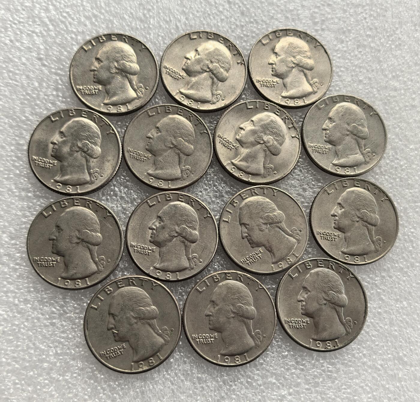 外国优质老铜币高银银币，周六九点倒数截拍，满百包邮，持续收拍，年后发货 美国1981 年25 美分华盛顿币14枚，正面铸开国总统乔治・华盛顿头像，配 “LIBERTY” 等铭文；背面为美国国鸟白头鹰，标注国名与面额，属美国经典流通辅币，见证战后美国货币体系的稳定与设计传承。