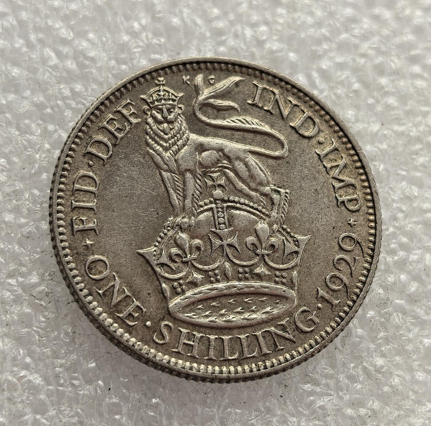 外国优质老铜币高银银币，周六九点倒数截拍，满百包邮，持续收拍，年后发货 英国 1929 年 1 先令银币，属于乔治五世时期的流通货币。当时英国正处于战后经济调整阶段，该币以 “皇冠上的狮子” 为设计，象征君主权威与国家稳定，是 20 世纪 20 年代英国维系货币体系与殖民霸权的重要见证。