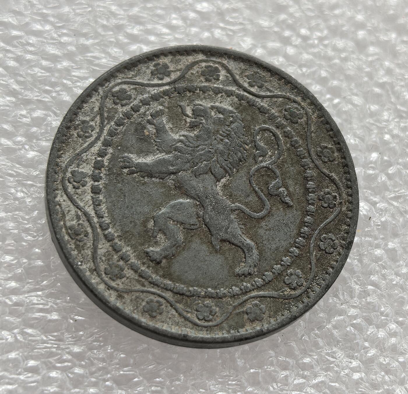 外国优质老铜币高银银币，周六九点倒数截拍，满百包邮，持续收拍，年后发货 比利时 1915 年25 分锌质硬币，正值一战期间比利时被德国占领的特殊时期。因战争导致铜、银等金属资源匮乏，锌作为廉价替代材质被用于铸币，币面的雄狮图案延续了比利时国徽元素，见证了战时经济困境与国家身份的维系。