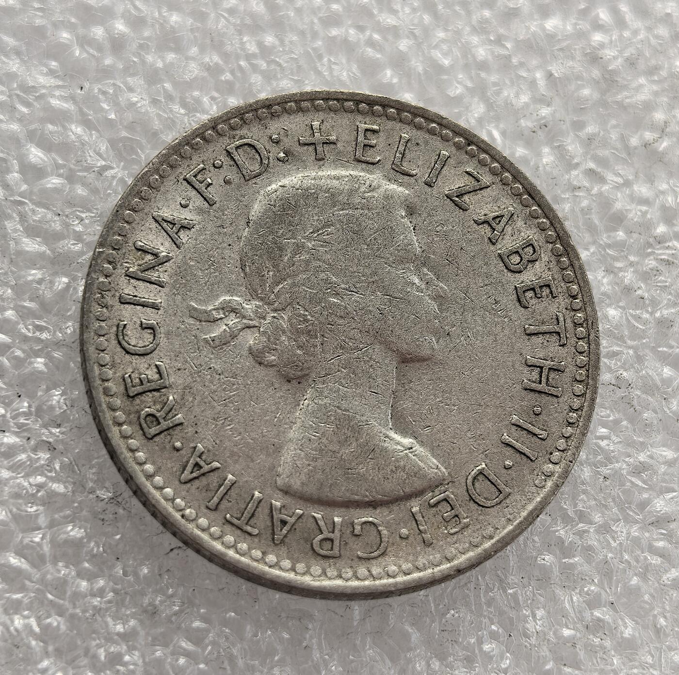 外国优质老铜币高银银币，周六九点倒数截拍，满百包邮，持续收拍，年后发货 澳大利亚 1961 年 1 先令银币，属于伊丽莎白二世时期的流通货币。币面的绵羊头图案是澳大利亚畜牧业的象征，见证了该国战后经济繁荣与英联邦身份的延续，也是 1966 年货币十进制改革前的重要货币遗存。