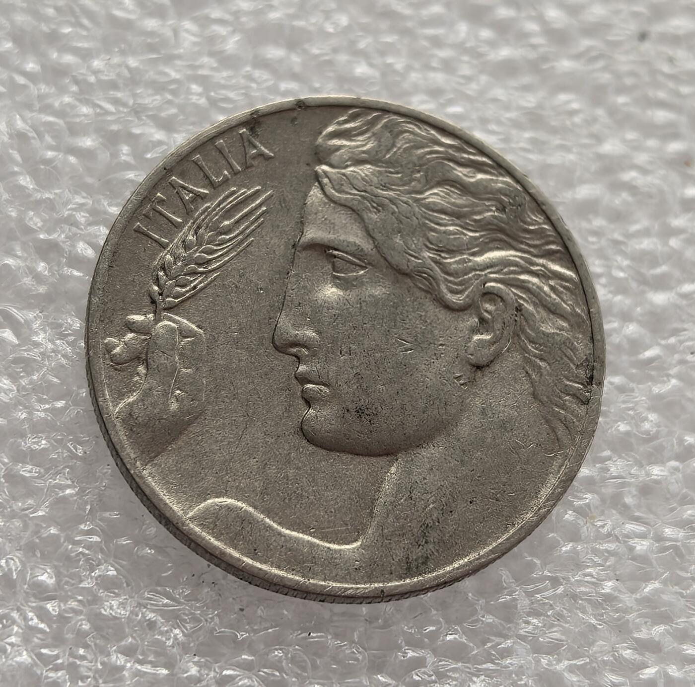 外国优质老铜币高银银币，周六九点倒数截拍，满百包邮，持续收拍，年后发货 意大利王国 1909 年20 分，属于维托里奥・埃马努埃莱三世统治时期的流通货币。当时意大利正处于工业化与殖民扩张阶段，币面的飞翔女神与麦穗图案象征国家活力与农业根基，见证了意大利近代化进程中的经济发展与国家认同。