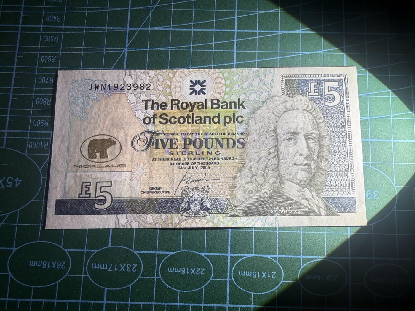 【炜奕收藏】，第五十九期，苏格兰多时期钞票，年前最后一期，拍后所有寄存物品将寄出 2005年苏格兰皇家银行5镑纪念钞，UNC品相，号码无47