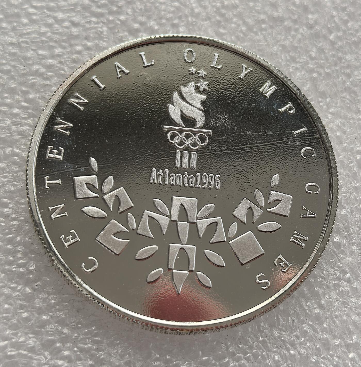 外国优质老铜币高银银币，周六九点倒数截拍，满百包邮，持续收拍，年后发货 1996 年亚特兰大百年奥运会纪念章，正面纪念现代奥林匹克运动诞生百年；反面1968 年墨西哥城奥运会，见证了墨西哥首次主办奥运会的历史，均承载着奥运文化与历史记忆。