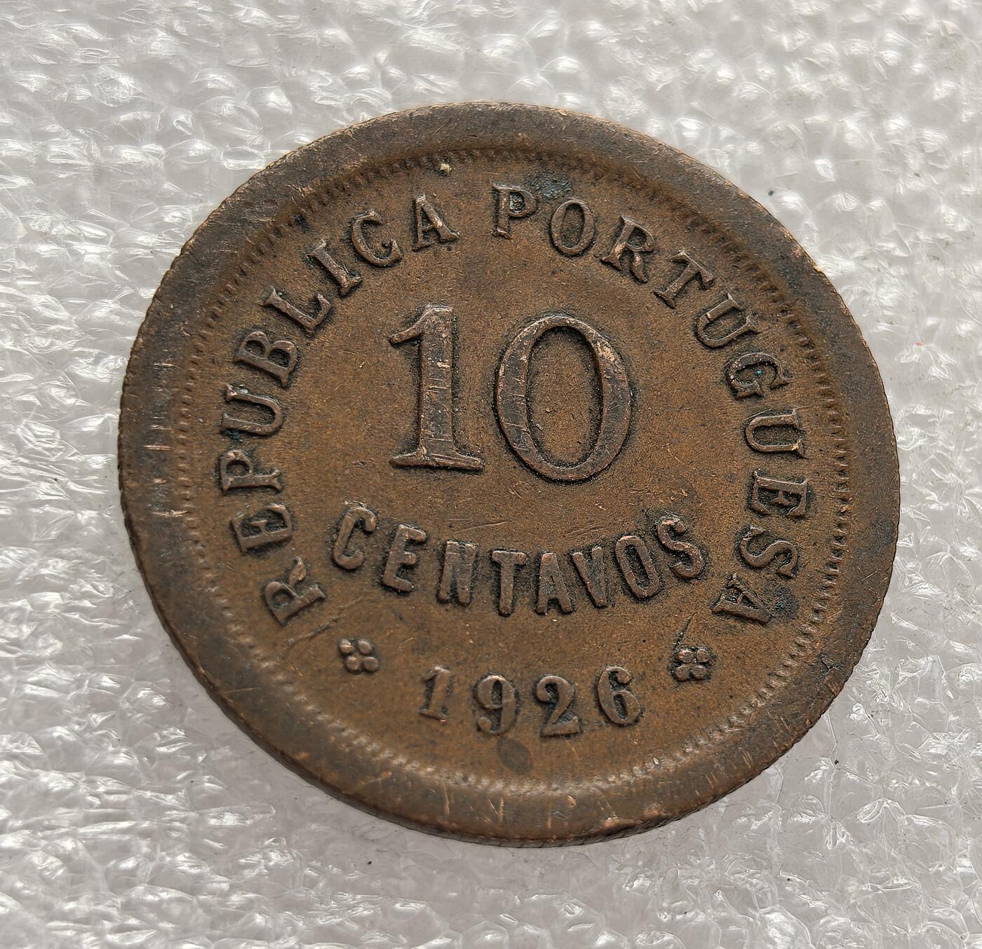 外国优质老铜币高银银币，周六九点倒数截拍，满百包邮，持续收拍，年后发货 葡萄牙共和国 1926 年 10 分铜币，正值第一共和国末期，当年葡萄牙发生军事政变，开启军事独裁时代。这枚铜币见证了政权更迭的历史节点，小额面值也反映了当时民生经济的流通需求。