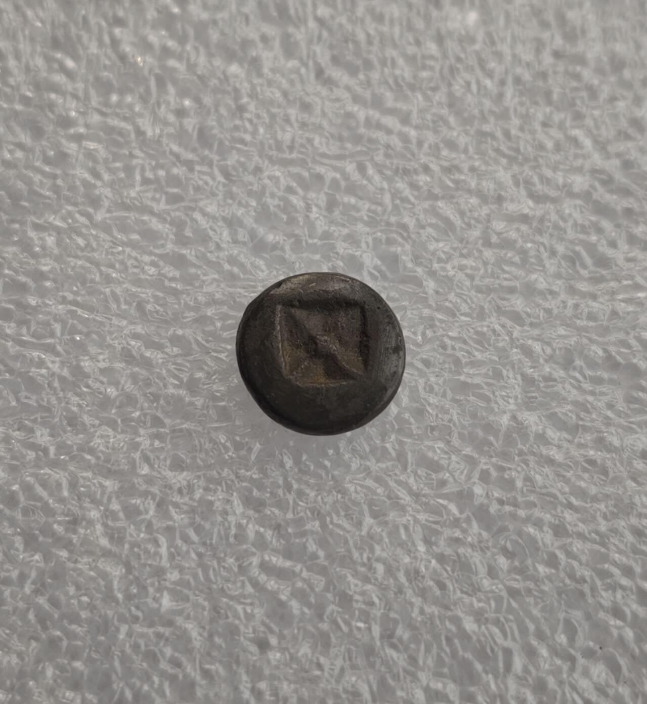 瓶子🏺第228期拍卖会  6-8世纪三佛齐王国檀香花图案打制银币