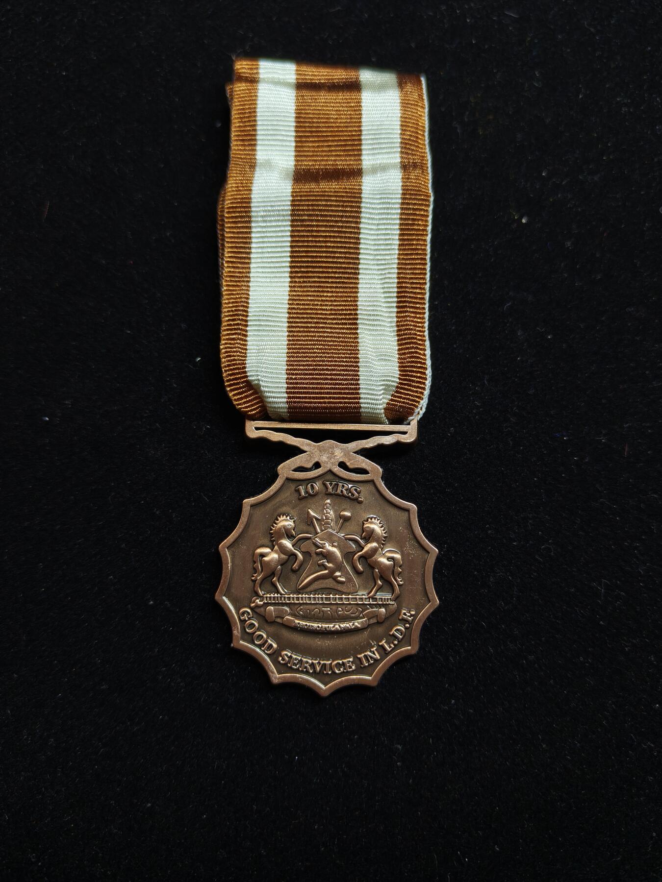 2026新年第一场  莱索托王国铜级军事服役奖章   授予为莱索托王国服役满10年且无过错的军人，作为一个国中之国，莱索托王国人口仅仅230万，军队更是少的可怜仅仅只有三千人这还是陆海空三军