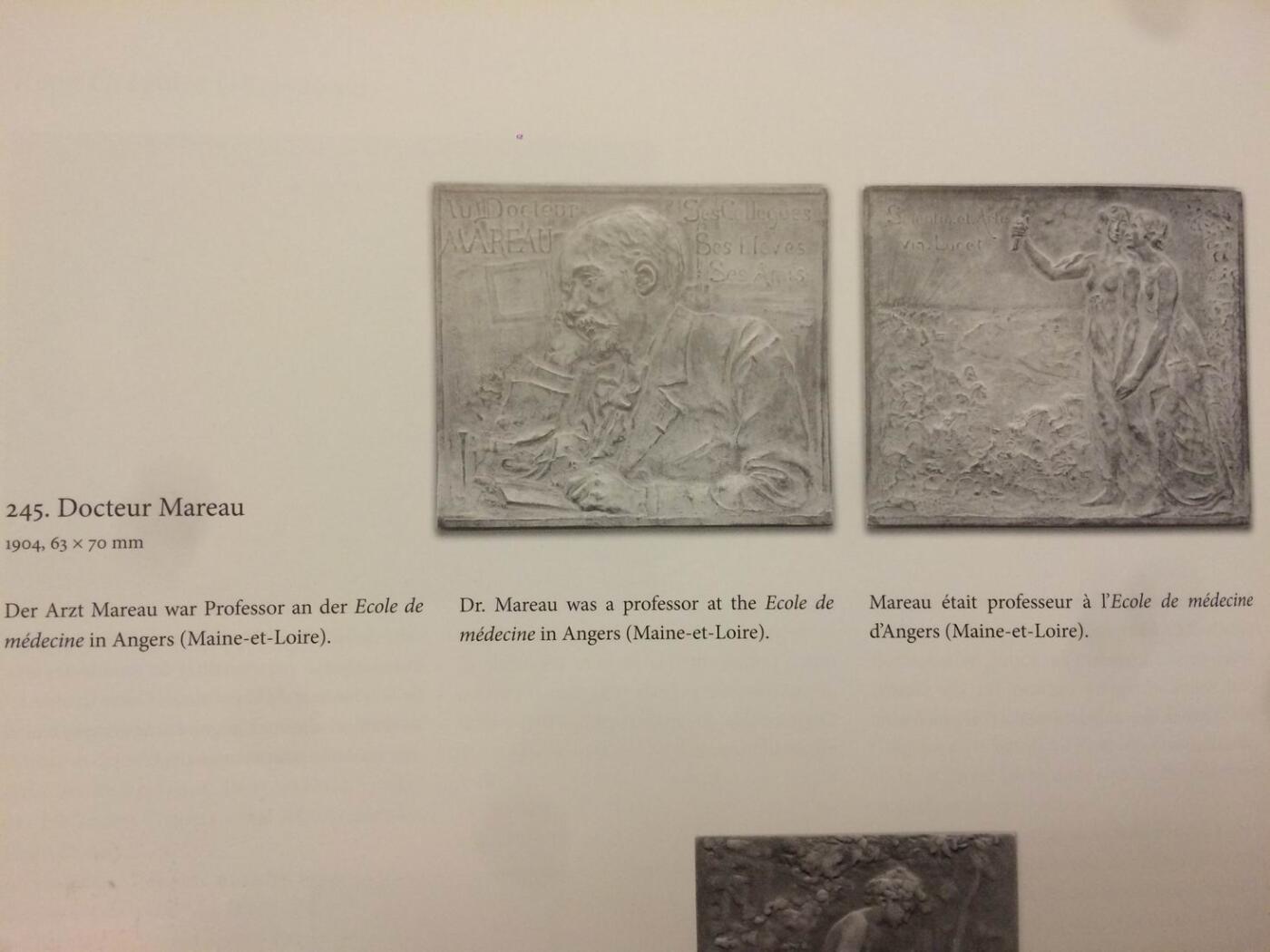 「木头集藏」“ 新岁撷珍”——章牌精品专场！ Rene Gregoire～1904年法国马罗医生铜方章 ，尺寸：70 × 62mm，148 g，罕见品种！马耶尔目录（1870-1940年法国章牌艺术）245号作品。古斯塔夫·马罗（1850-1918年）是昂热医学院的教授，昂热市有一条街道以他的名字命名。正面是正在沉思的马罗医生，背面科学女神与艺术女神徜徉在繁花似锦的卢瓦尔河河畔。