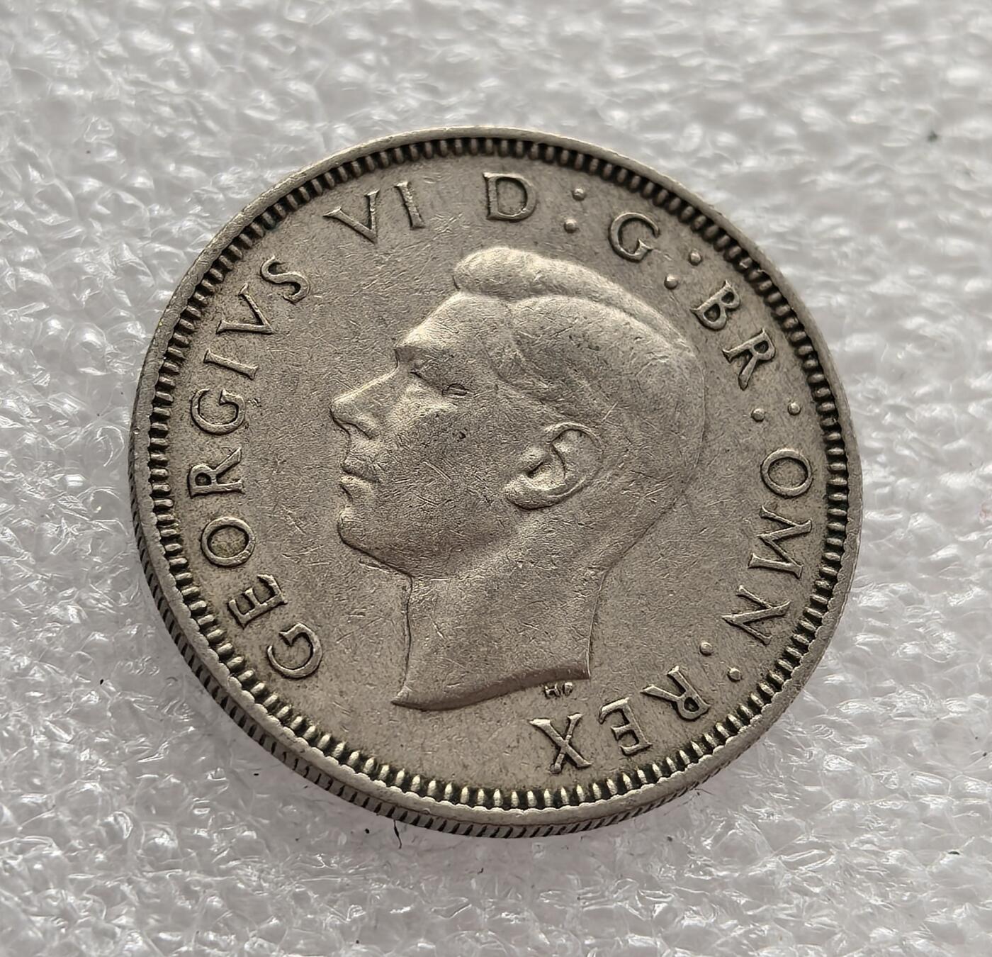 外国优质老铜币高银银币，周六九点倒数截拍，满百包邮，持续收拍，年后发货 英国 1951 年 1 先令（苏格兰版），属于乔治六世统治末期。币面的持剑狮子与苏格兰盾徽是苏格兰专属设计，见证了战后英国维系联合王国身份、稳定货币体系的历史，也是英镑区货币体系的典型代表。