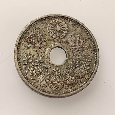 外国优质老铜币高银银币，周六九点倒数截拍，满百包邮，持续收拍，年后发货 - 日本1920 年（大正九年）五钱硬币，属大正时期小额流通货币，采用中孔形制，正面铸 “大日本 大正九年” 与海浪纹，背面以皇室菊花纹、桐叶搭配面额，见证日本一战后货币体系与社会经济风貌。