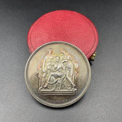 「木头集藏」“ 新岁撷珍”——章牌精品专场！ - 1902年法国巴黎国立高等美术学院原盒银章，直径：41 mm，37 g，边铭：丰饶角 ARGENT，三位女性分别代表雕塑（手持锤子与凿子）、建筑（手持标尺与绘图工具）、绘画（手持调色板与画笔）。 左侧小雕像为智慧女神密涅瓦（Minerva），代表艺术创作的理性与灵感。品相不错，彩色氧化很美，原盒正常使用，同款收藏佳品。