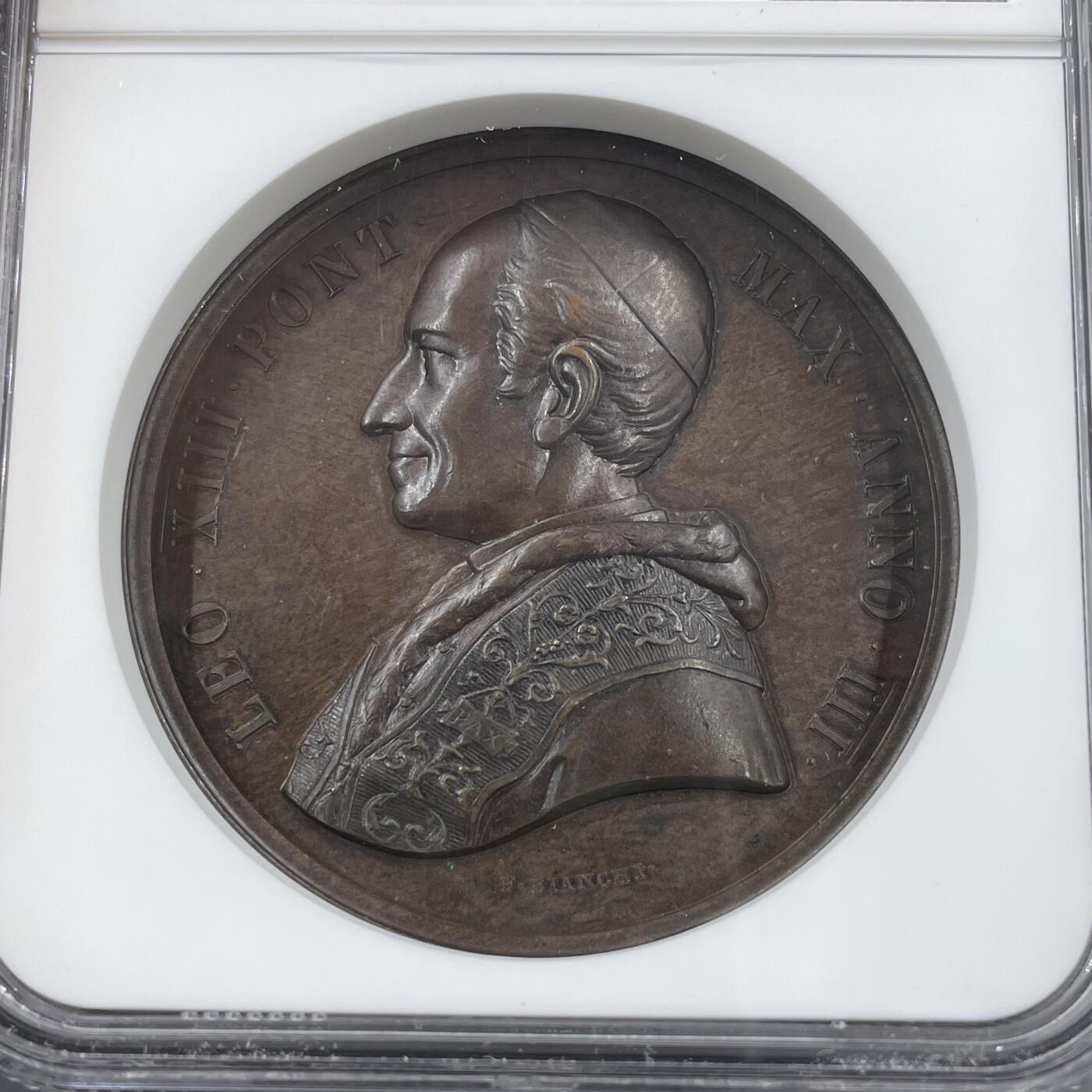 「木头集藏」“ 新岁撷珍”——章牌精品专场！ BIANCHI～1880年梵蒂冈教皇 利奥十三世确立教义纪念铜章，直径：44 mm，背面中央刻画圣托马斯·阿奎那，左为象征神学的人物，右为象征世俗科学的人物，DOCTRINA IN TRIVMPHVM REDACTA，意为“教义得以胜利确立”。 底部RENOVATVM DIVINARVM HVMANARVMQVE SCIENTIARVM FOEDVS，意为“神圣与人类科学的联盟得以复兴”。