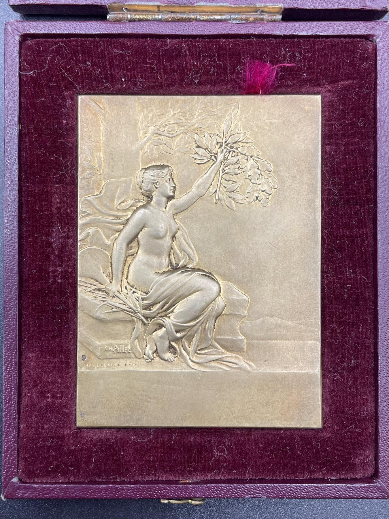 「木头集藏」“ 新岁撷珍”——章牌精品专场！ CH.Pillet～法国克拉马尔园艺协会原盒镀金银章，尺寸：68 × 50mm，90.2 g，边铭：菱形厂标 ARGENT，正面左下方野猪头银标。名家代表作品，品相很不错，皮原盒正常使用！