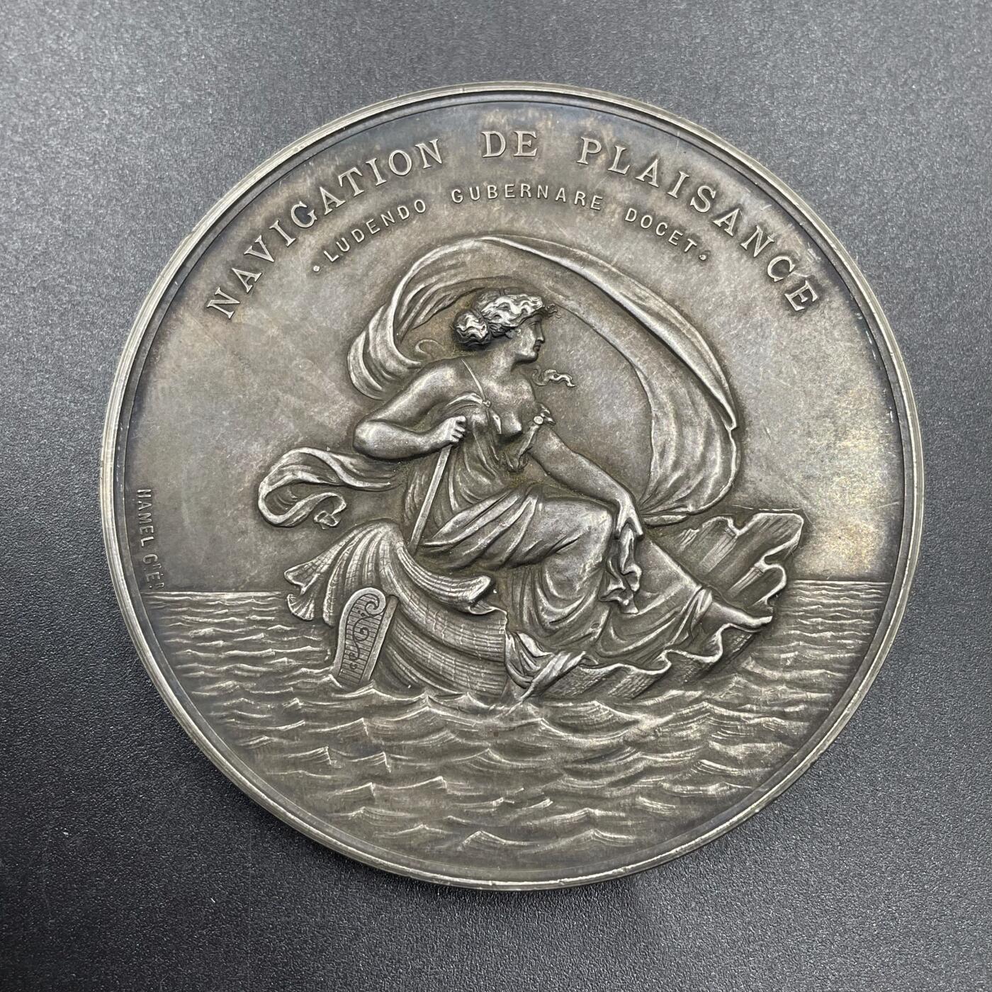 「木头集藏」“ 新岁撷珍”——章牌精品专场！ 法国游艇俱乐部大银章，直径：68 mm，149.7 g,边铭：丰饶角 ARGENT，正面拉丁语：“休闲航海”、“在娱乐中学习驾驭”，少见银章，边有磕碰，正背面品相不错。