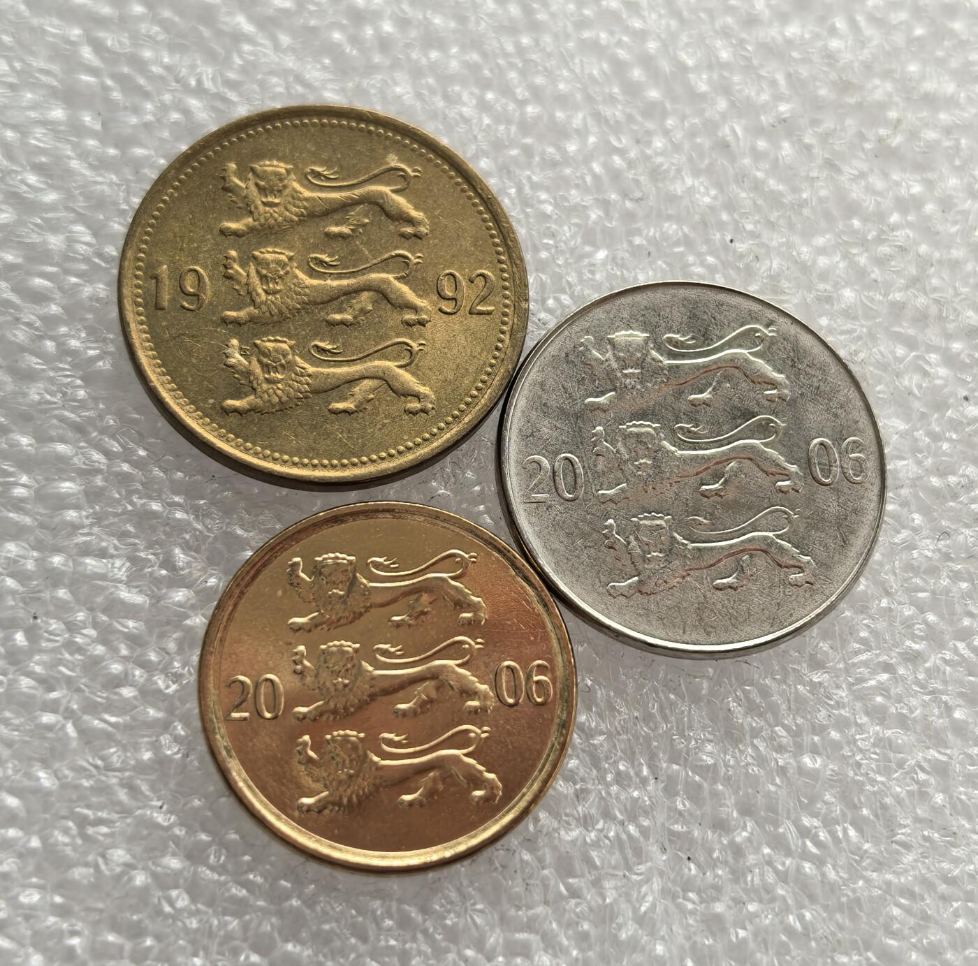 外国优质老铜币高银银币，周六九点倒数截拍，满百包邮，持续收拍，年后发货 爱沙尼亚共和国10、20、50 分流通硬币，发行于 1992 至 2006 年间，正值爱沙尼亚 1991 年独立后至 2011 年加入欧元区前的阶段。币面三头狮子为爱沙尼亚国徽图案，象征国家独立与主权。