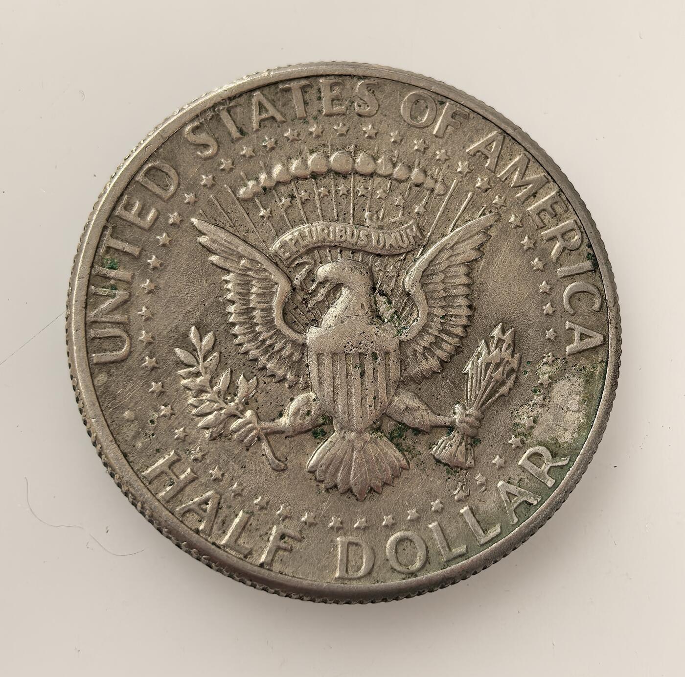 外国优质老铜币高银银币，周六九点倒数截拍，满百包邮，持续收拍，年后发货 1971 年美国肯尼迪半美元硬币，为纪念 1963 年遇刺的第 35 任总统约翰・肯尼迪发行，正面铸其头像，背面为美国国徽白头鹰，早期含银，后改为铜镍合金，兼具纪念与流通属性。