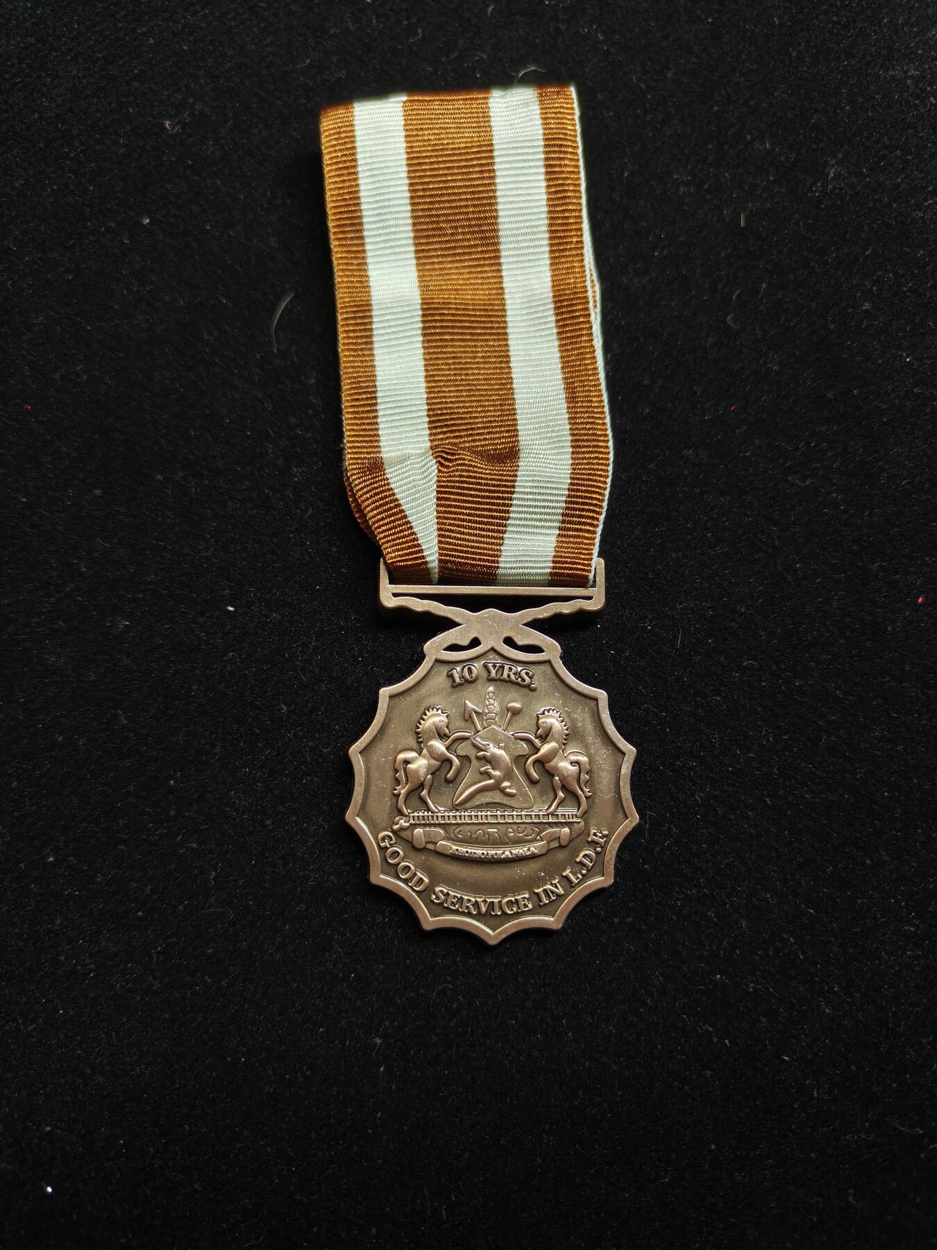 2026新年第一场  莱索托王国铜级军事服役奖章   授予为莱索托王国服役满10年且无过错的军人，作为一个国中之国，莱索托王国人口仅仅230万，军队更是少的可怜仅仅只有三千人这还是陆海空三军