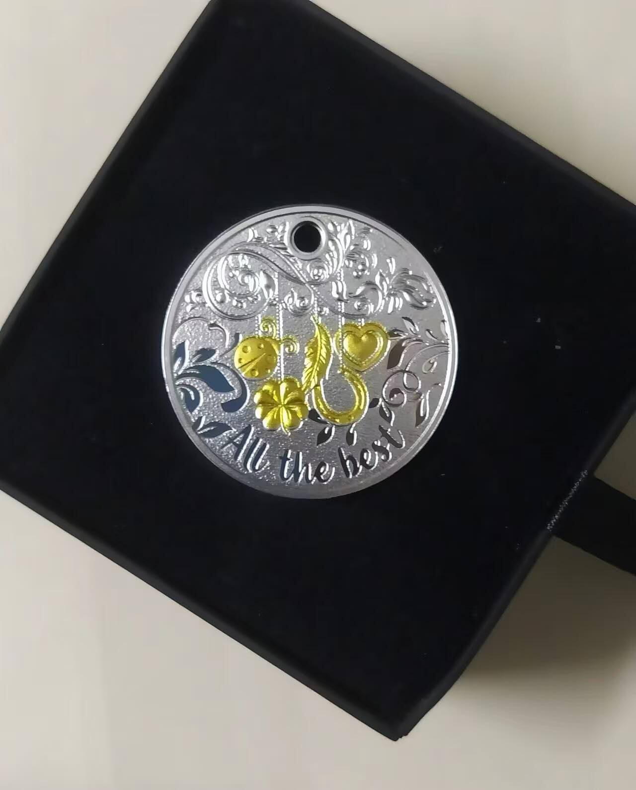 【币海沉浮】国际金银币（2） 纽埃2017年, “万事如意(All the Best)”-五福驾临(五幸运符号:瓢虫,幸运草,马蹄铁,爱心,羽毛)圆孔镀金项链吊坠精制银币,配原装链环,盒证全. 寓意美好,“万事如意”最美好的祝福,更适合春节新年祝福礼品