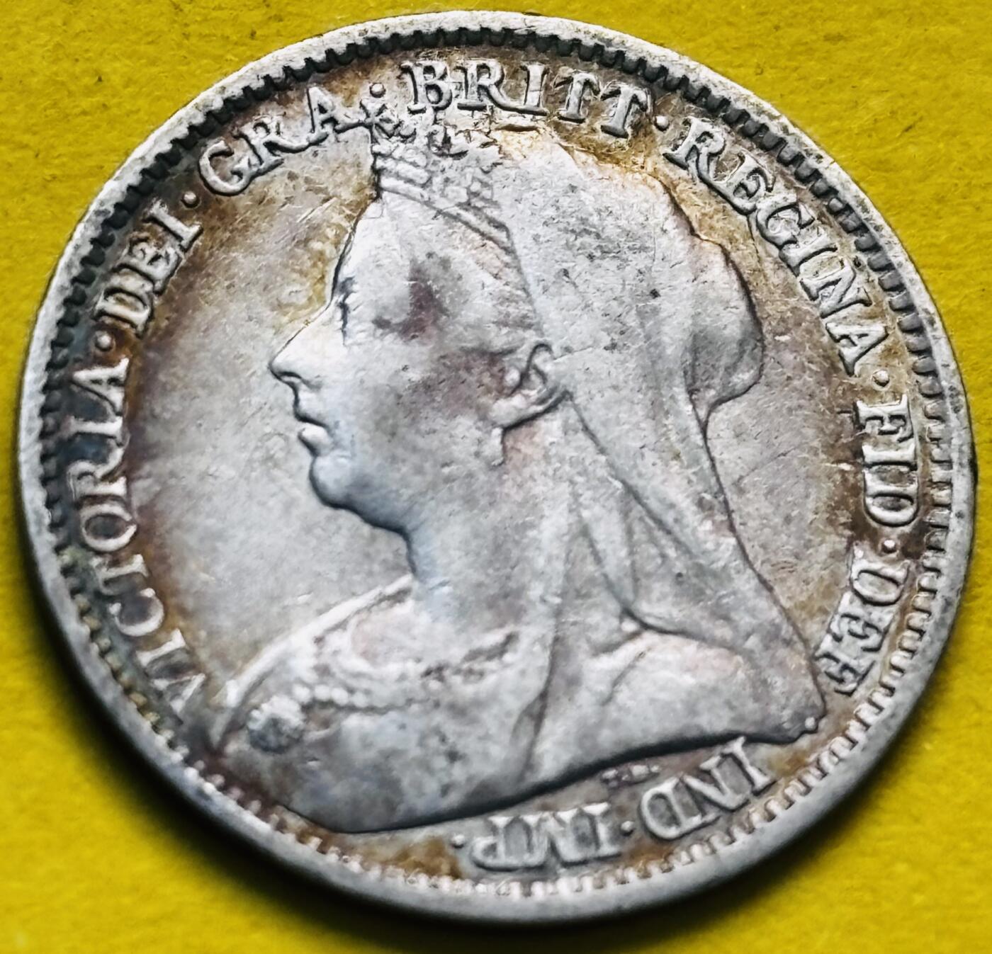 【金马踏春，泉马奔腾】2026 年新年贺岁场，（定于年初五接财神截拍）祝各位老板马到成功，马上有钱，愿岁岁平安喜乐顺遂 黄油酱彩包浆 1896 年英国维多利亚披纱版3 便士银币