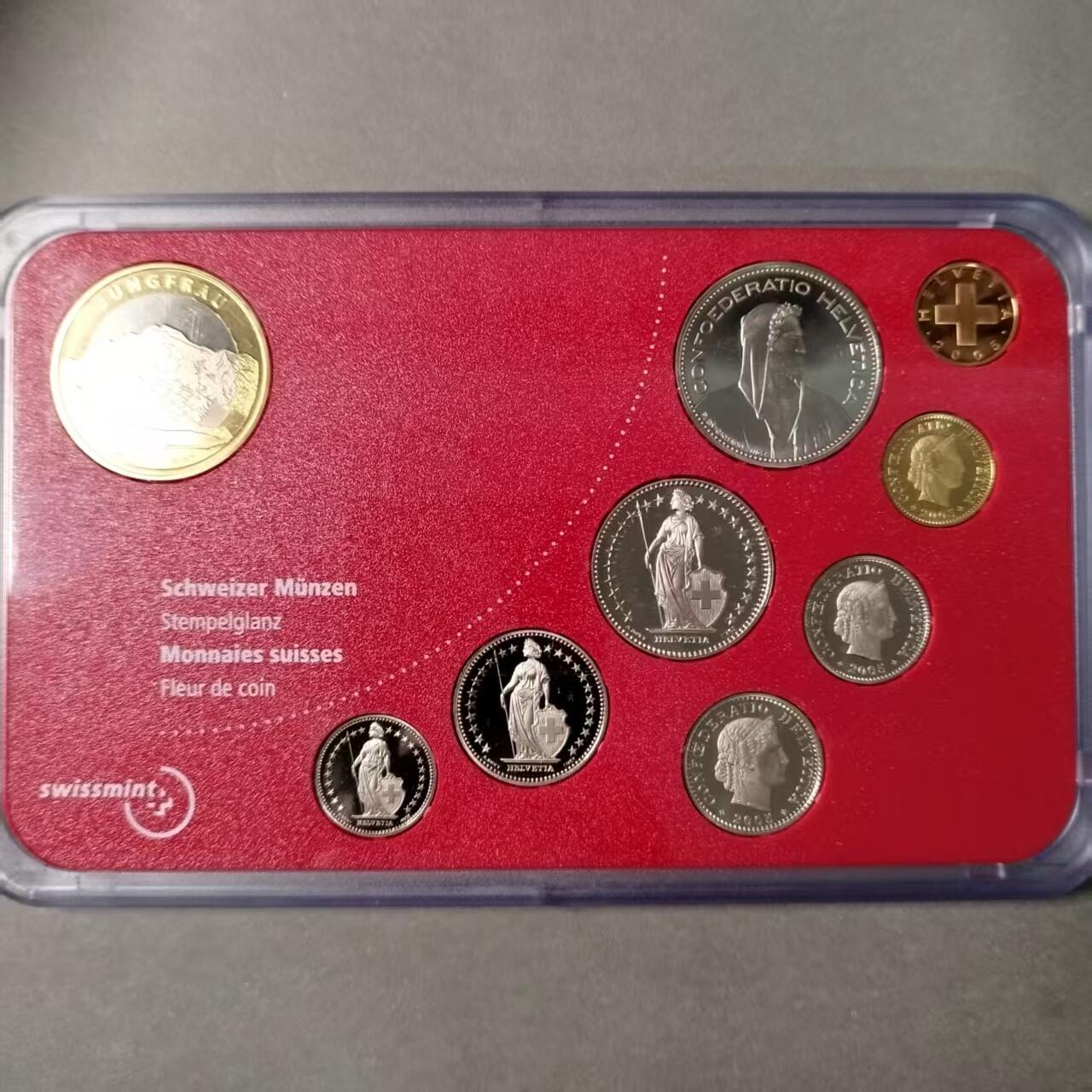 长老汇蛇年精选第九十八场拍卖 瑞士2005年精制套币9枚套，盒证全，含10法郎精制双色币1枚，克书90美金，3783套