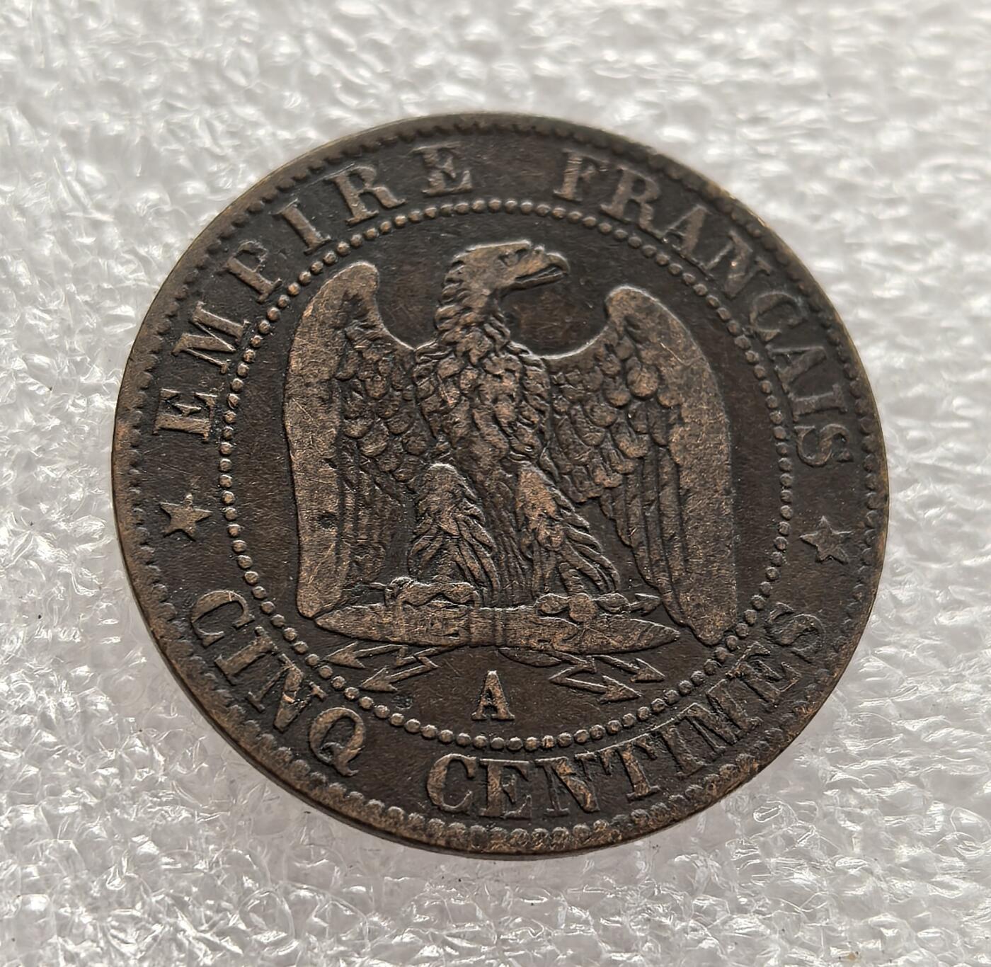 外国优质老铜币高银银币，周六九点倒数截拍，满百包邮，持续收拍，年后发货 法国1856 年5 生丁铜币，属于法兰西第二帝国拿破仑三世时期的流通货币。当时法国正处于工业革命与殖民扩张的鼎盛阶段，该币以拿破仑三世头像与帝国鹰徽为设计，见证了拿破仑三世巩固皇权、推动经济发展的历史，是第二帝国时期法国货币体系的重要遗存。