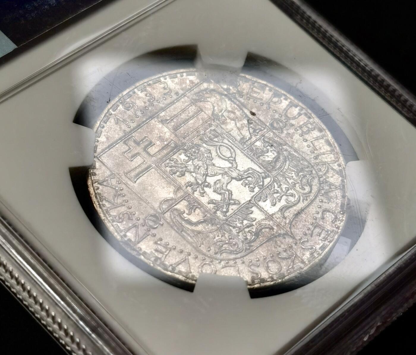 甄臻铺-世界币章拍卖（第49期）精品场拍品征集中，送拍享返佣金等优惠多多 NGC-MS63 捷克斯洛伐克1933年20K大银币 工农商雕像，背面淡淡包浆