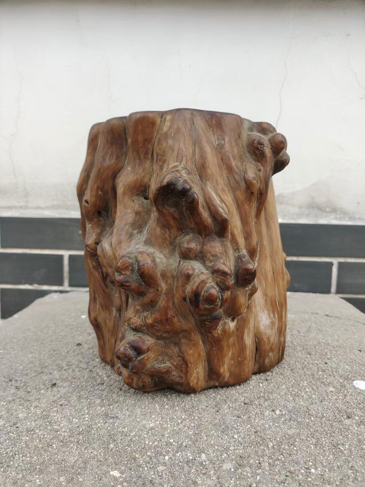 清代老根雕笔筒，木质厚重，瘤疤自然，造型独特，文房佳器。适合收藏或办公案头摆件