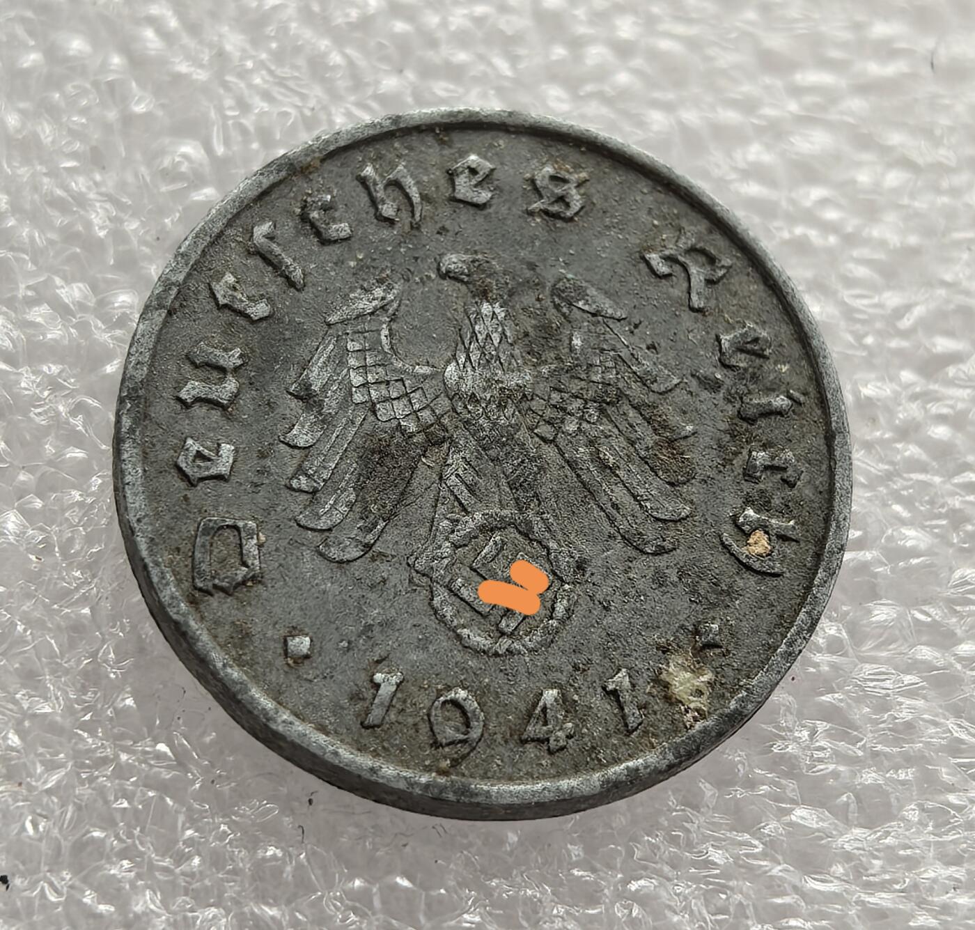 外国优质老铜币高银银币，周六九点倒数截拍，满百包邮，持续收拍，年后发货 纳粹德国 1941 年10 芬尼锌币，正值二战扩大、德国物资短缺时期。锌质铸币是战时经济的产物，币面帝国鹰徽象征法西斯统治，见证了纳粹德国在战争中的经济困境与政权特征。