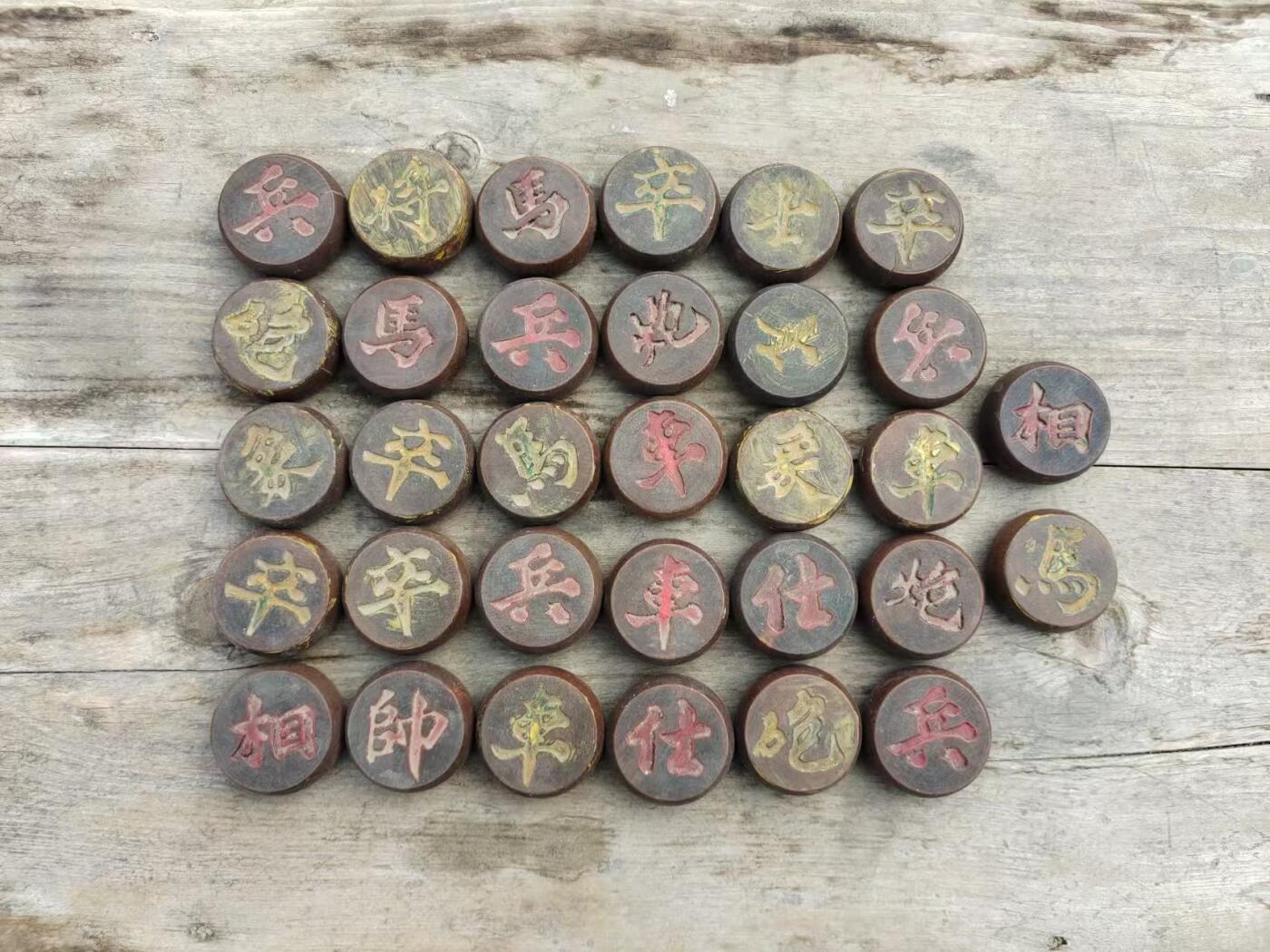 清代木制象棋一套，老物件，字迹清晰，棋子直径约4.5cm，具体数量见图。老木头材质，有岁月痕迹，整体成色还可以，有几个裂的，不缺肉，适合收藏或摆件