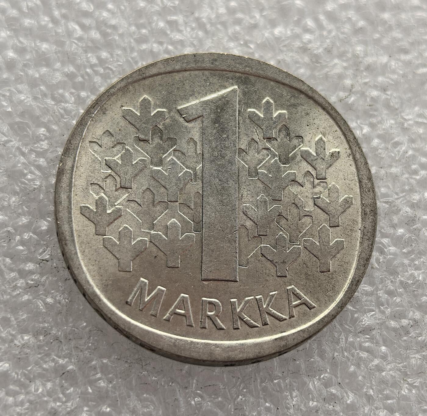 外国优质老铜币高银银币，周六九点倒数截拍，满百包邮，持续收拍，年后发货 芬兰 1967 年 1 马克银币，属于芬兰共和国时期的货币。币面的持剑狮子是芬兰国徽核心元素，象征国家独立与坚韧；另一面的枞树图案则呼应了芬兰的森林资源与自然特色，见证了战后芬兰的经济稳定与文化认同。