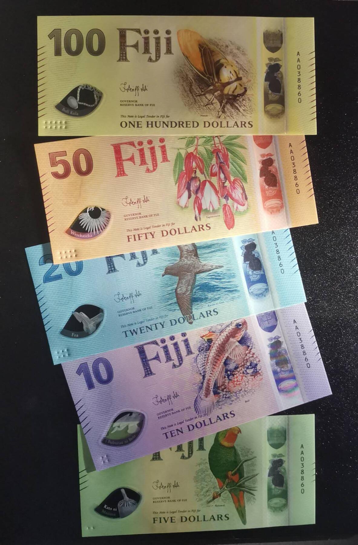 《艾美收藏》第231期-2.8周日外币精品(春节前收官)-世界最佳纸币特辑 (全同A038860)斐济2025年首发冠5-100元塑料钞一套UNC无47 超美荧光