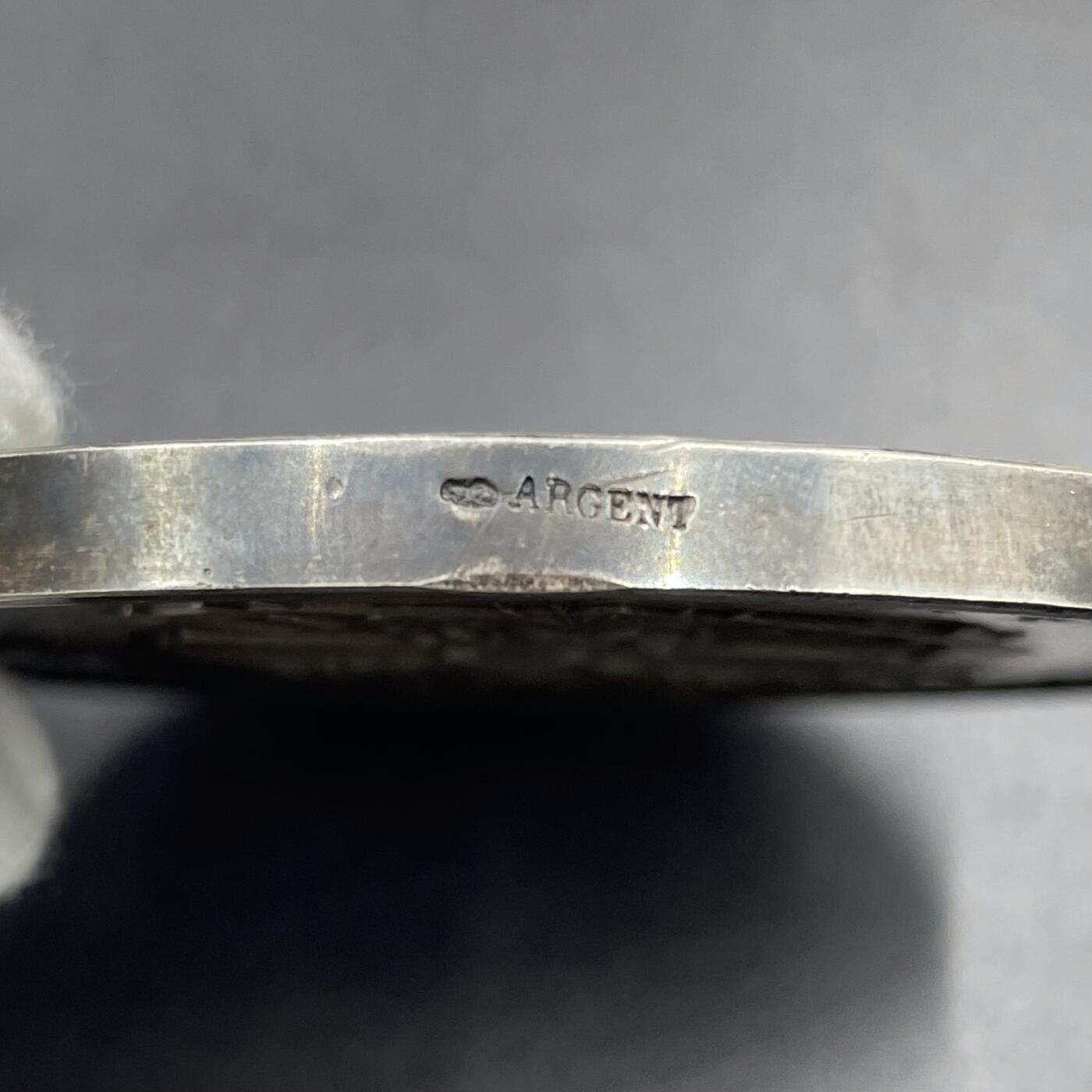 「木头集藏」“ 新岁撷珍”——章牌精品专场！ 法国游艇俱乐部大银章，直径：68 mm，149.7 g,边铭：丰饶角 ARGENT，正面拉丁语：“休闲航海”、“在娱乐中学习驾驭”，少见银章，边有磕碰，正背面品相不错。