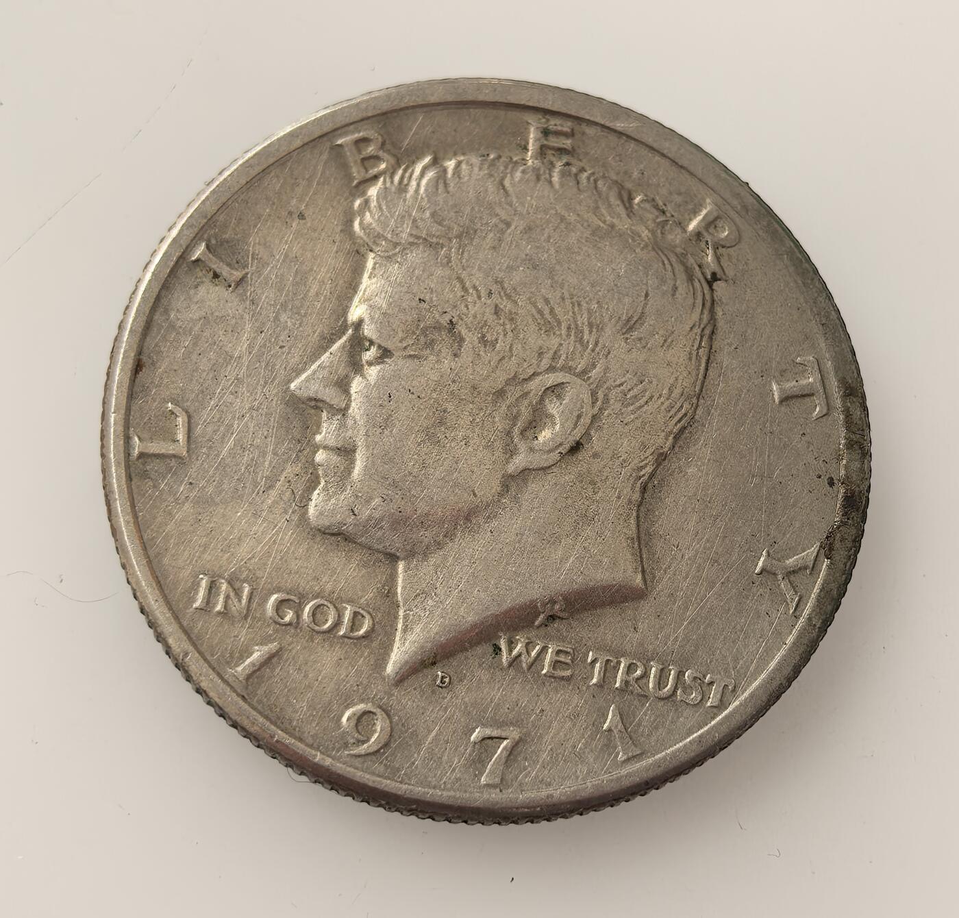 外国优质老铜币高银银币，周六九点倒数截拍，满百包邮，持续收拍，年后发货 1971 年美国肯尼迪半美元硬币，为纪念 1963 年遇刺的第 35 任总统约翰・肯尼迪发行，正面铸其头像，背面为美国国徽白头鹰，早期含银，后改为铜镍合金，兼具纪念与流通属性。