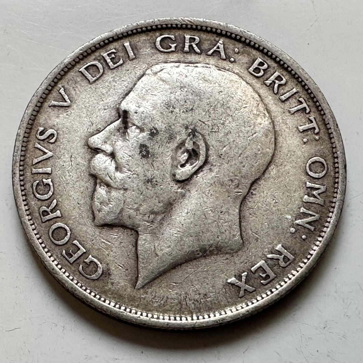 🌹外币初藏🌹🐯2026年第17场 快递将在12号停运 年前需发货的抓紧 ，年后正月十五恢复发货 英国1915年1/2克朗银币 14.1克92.5%高银