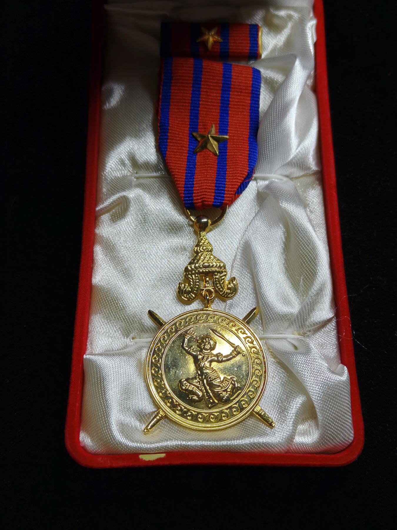 2026新年第一场  少见 柬埔寨金级国防奖章 带原盒 带战斗星勋饰