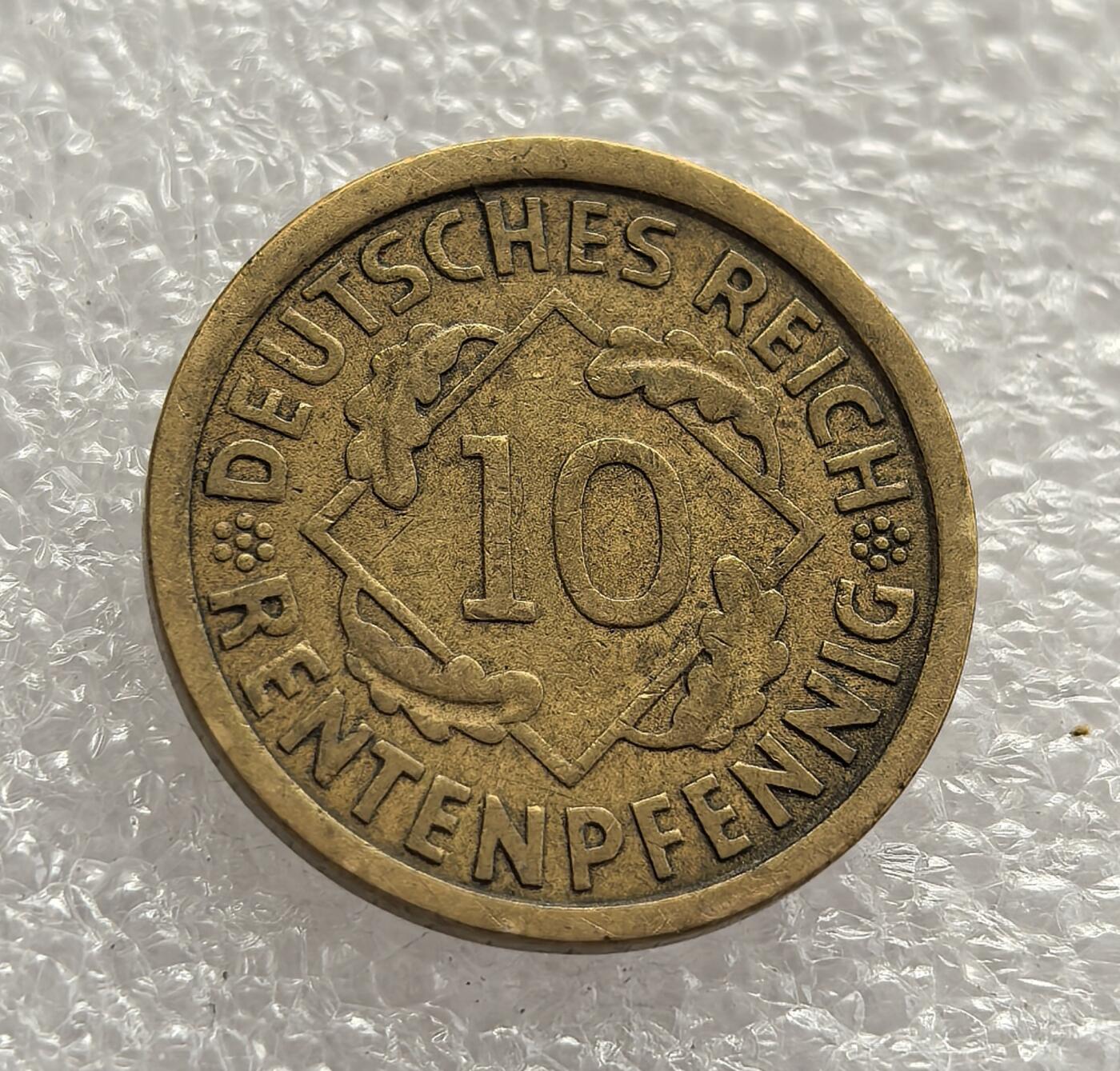 外国优质老铜币高银银币，周六九点倒数截拍，满百包邮，持续收拍，年后发货 魏玛德国 1924 年10 芬尼地租马克铜币，是一战后恶性通胀货币改革的产物。币面麦穗象征农业与经济复苏，“A” 为柏林造币厂标识，见证了德国战后重建货币体系、稳定经济的努力。