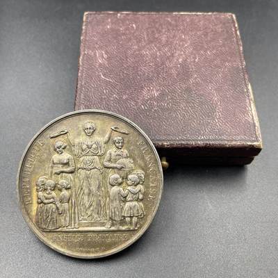 「木头集藏」“ 新岁撷珍”——章牌精品专场！ - 1891年法国维勒讷沃初等教育原盒银奖章，直径：51 mm，66 g，边铭：丰饶角 ARGENT，彩色氧化，品相不错，原盒正常使用。