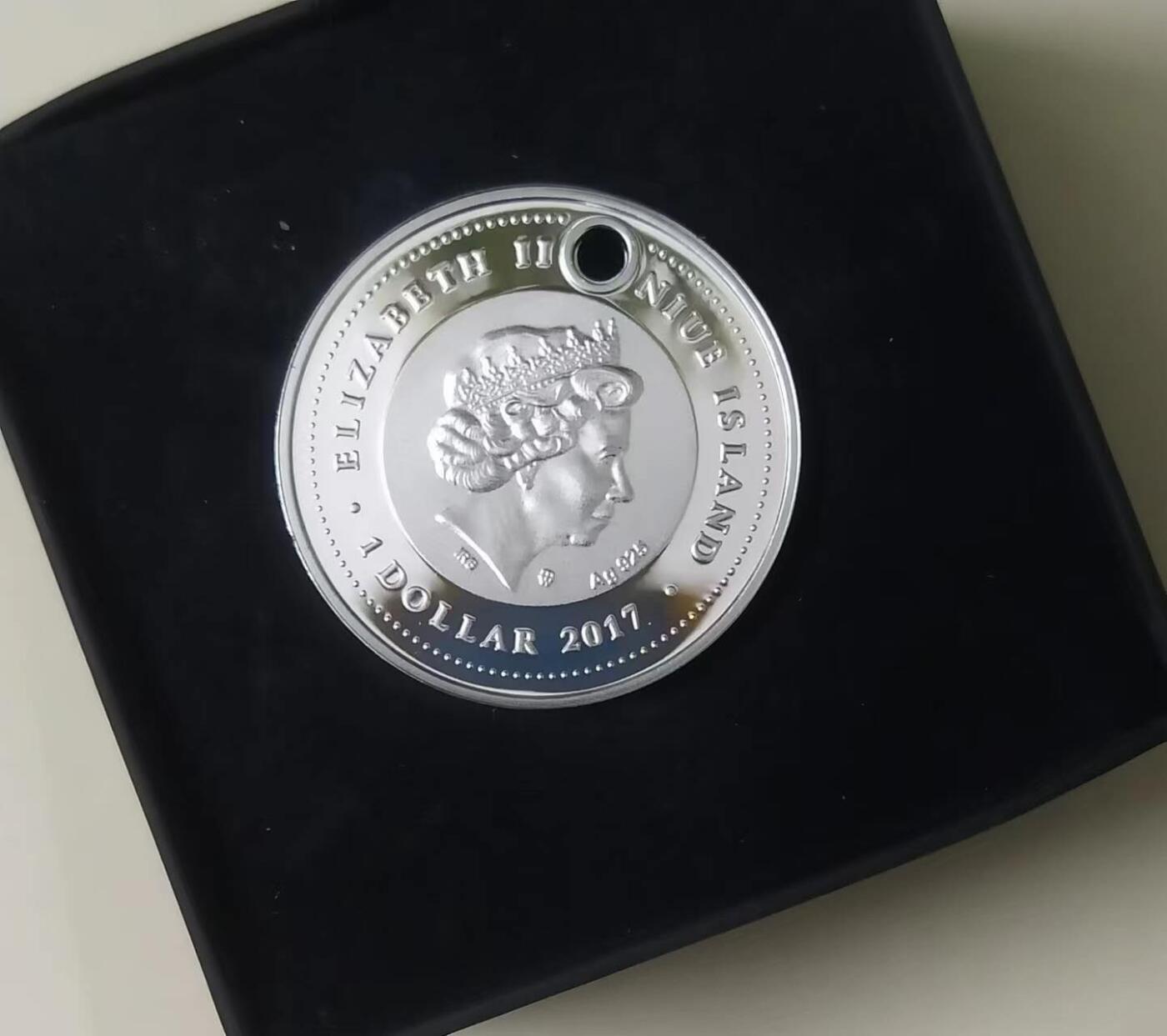 【币海沉浮】国际金银币（2） 纽埃2017年, “万事如意(All the Best)”-五福驾临(五幸运符号:瓢虫,幸运草,马蹄铁,爱心,羽毛)圆孔镀金项链吊坠精制银币,配原装链环,盒证全. 寓意美好,“万事如意”最美好的祝福,更适合春节新年祝福礼品