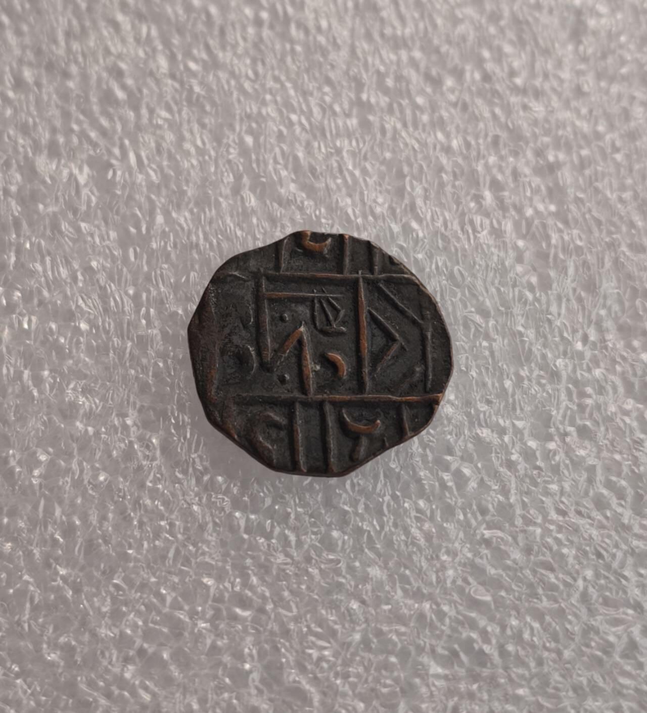 瓶子🏺第228期拍卖会 19世纪（1835–1910年）1/2卢比（Deb）也被称为Matam 正面：中央为九宫格布局，中心是藏文数字“༠”（零），周围环绕着藏文数字“༡ ༢ ༣ ༤ ༥ ༦ ༧ ༨”（1–8），象征佛教的九宫八卦。 背面（图二）：同样是九宫格布局，包含藏传佛教的吉祥符号，如金刚杵（Dorje）、月牙、结印等，这些符号代表着力量、保护与吉祥。