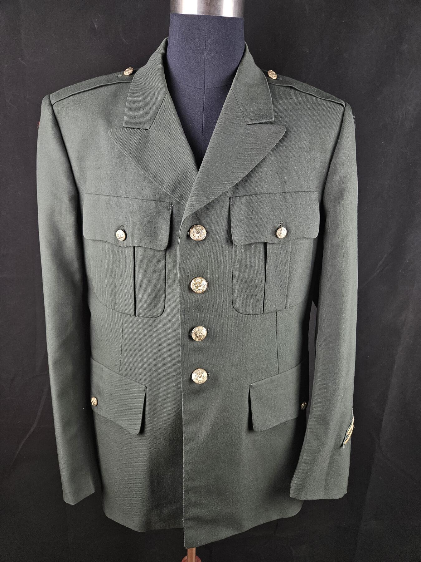 0元起拍勋章 第332期 咸鱼国勋章拍卖专场 2月8日（周日）下午6：00开始 美国陆军士官绿常上衣 胸围106 肩宽46 衣长82 袖长68